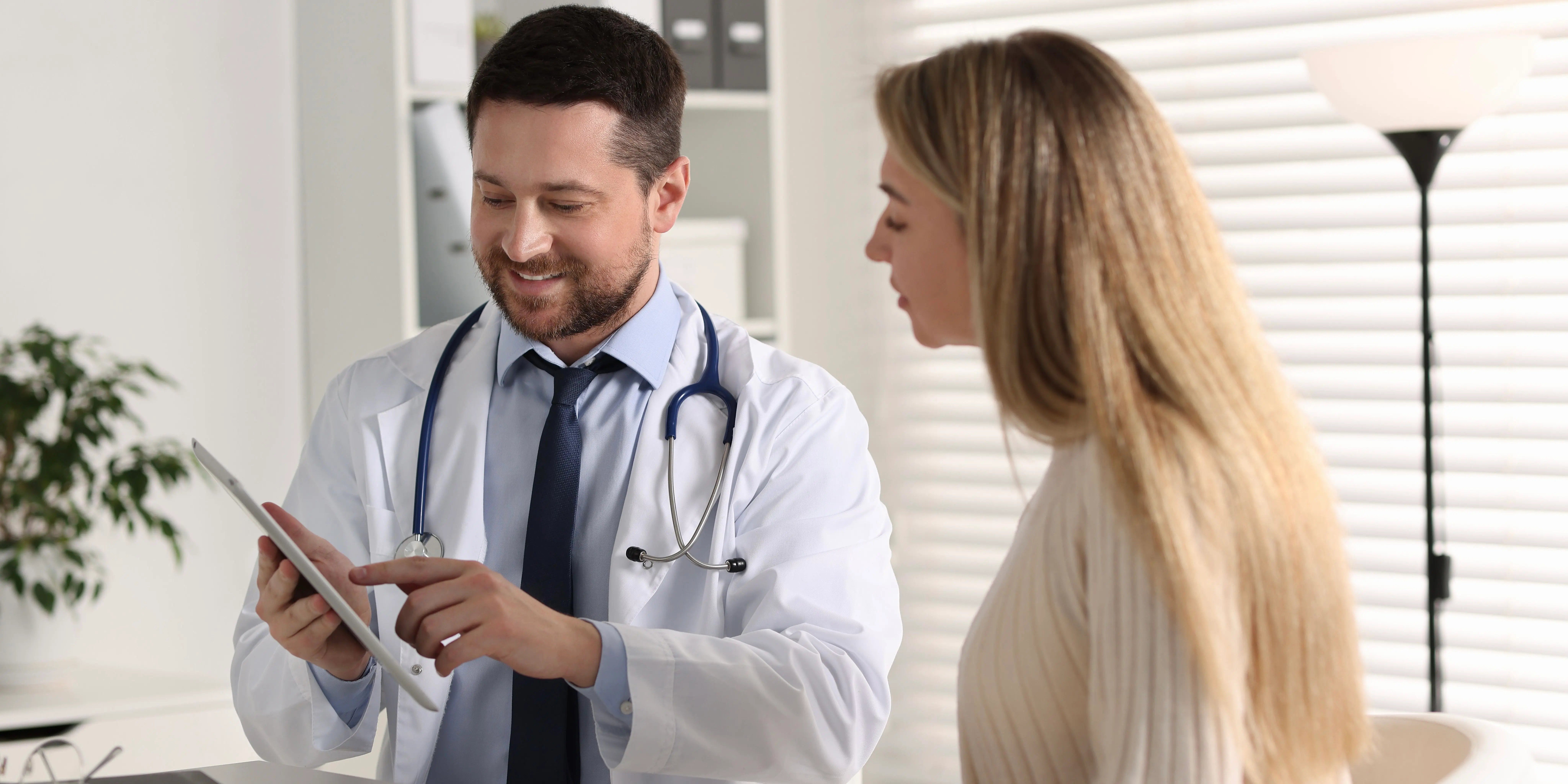 Mujer hablando con el doctor para tener hábitos de vida saludable