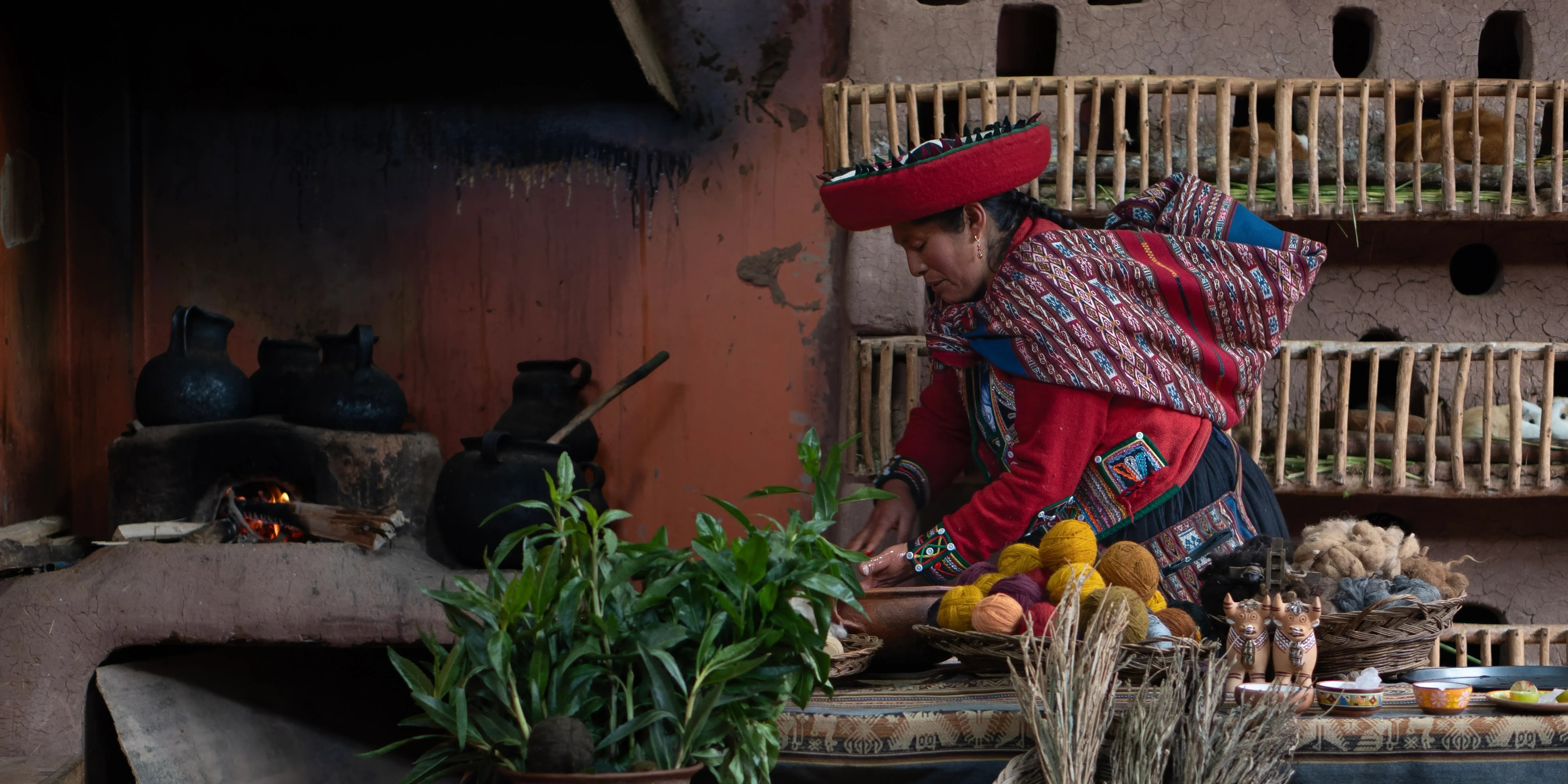 Mujer indígena prepara medicina tradicional por el patriomonio biocultural