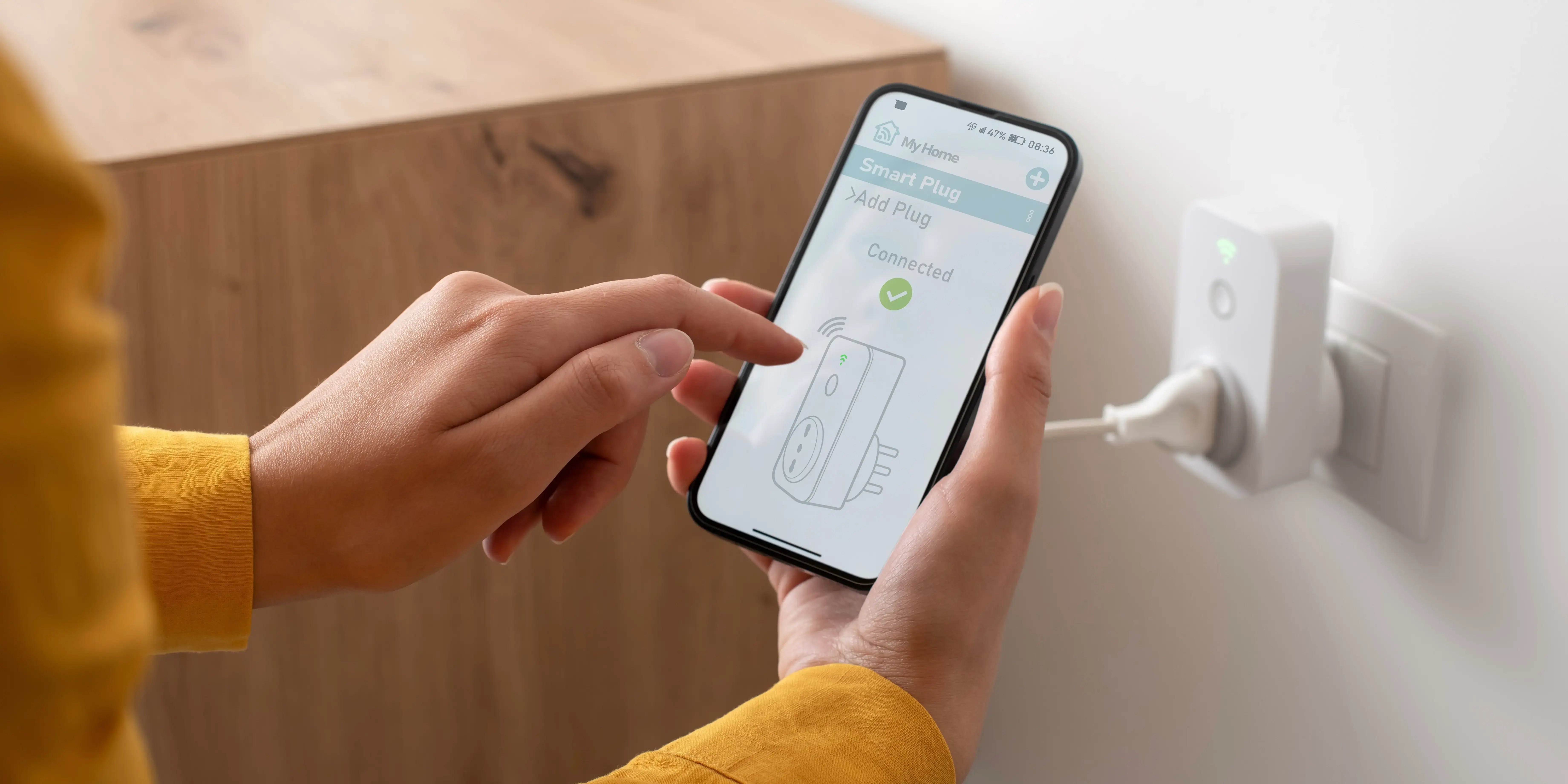 Mujer instalando una conexión inteligente en casa usando un smartphone como idea de domótica en el hogar