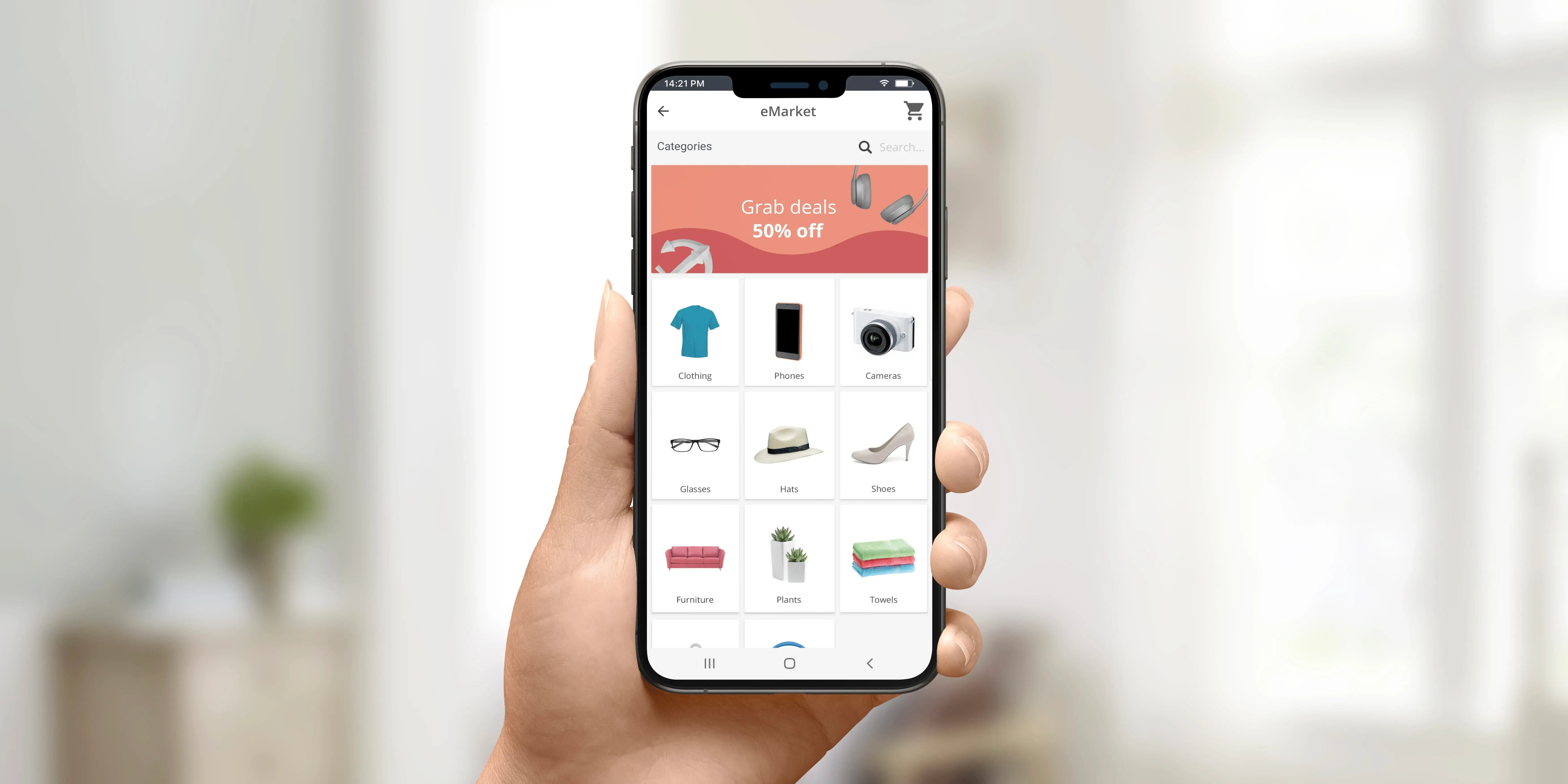 Mujer sosteniendo un smartphone con un catálogo de venta de productos en línea e commerce como negocio rentable de poca inversión