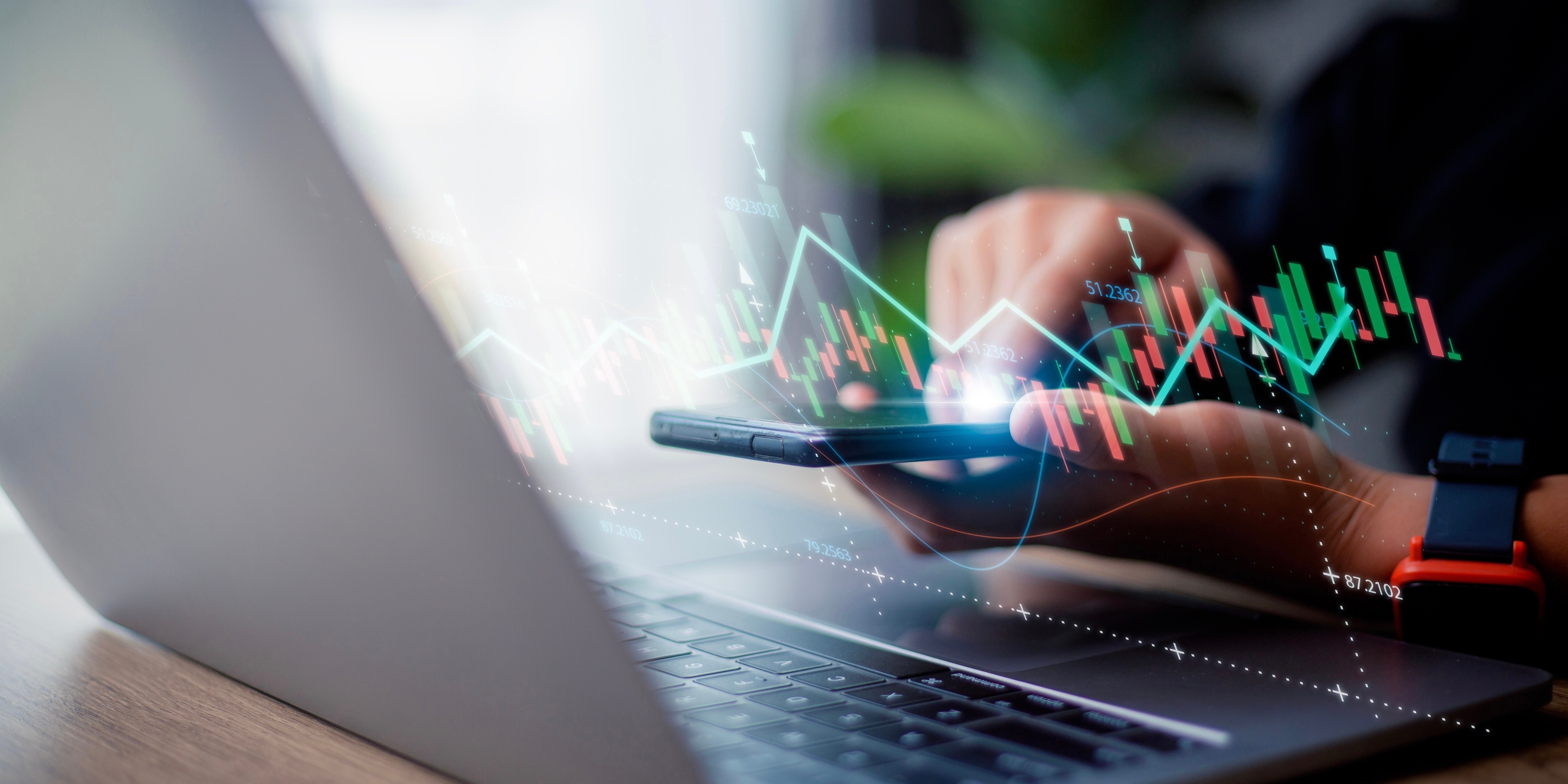 Mujer trabajando con inversiones en el mercado de valores utilizando computadora portátil para analizar los datos de los fondos de inversión