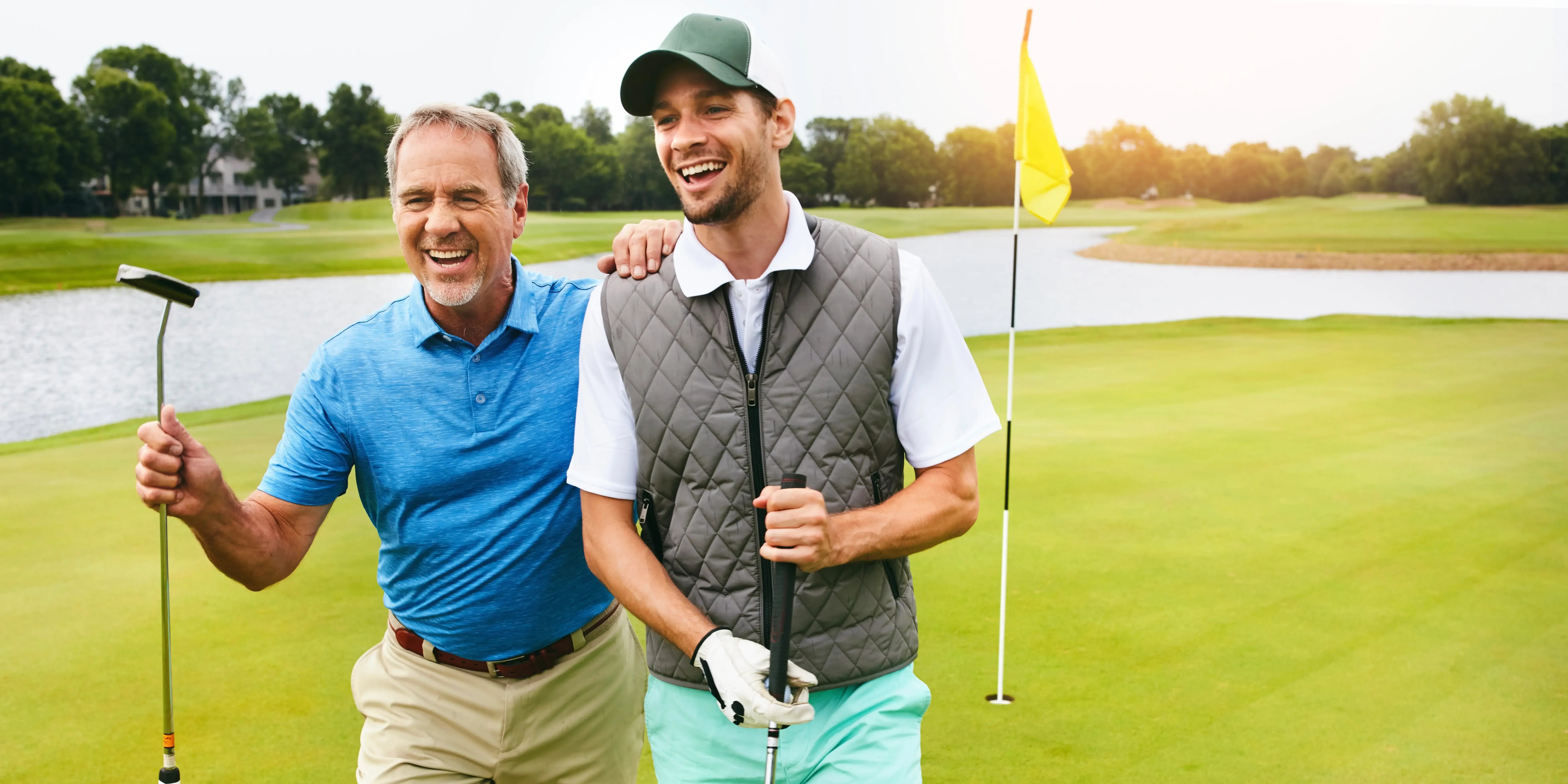 Padre e hijo para caminando en el residencial con campo de golf para la competencia amistosa