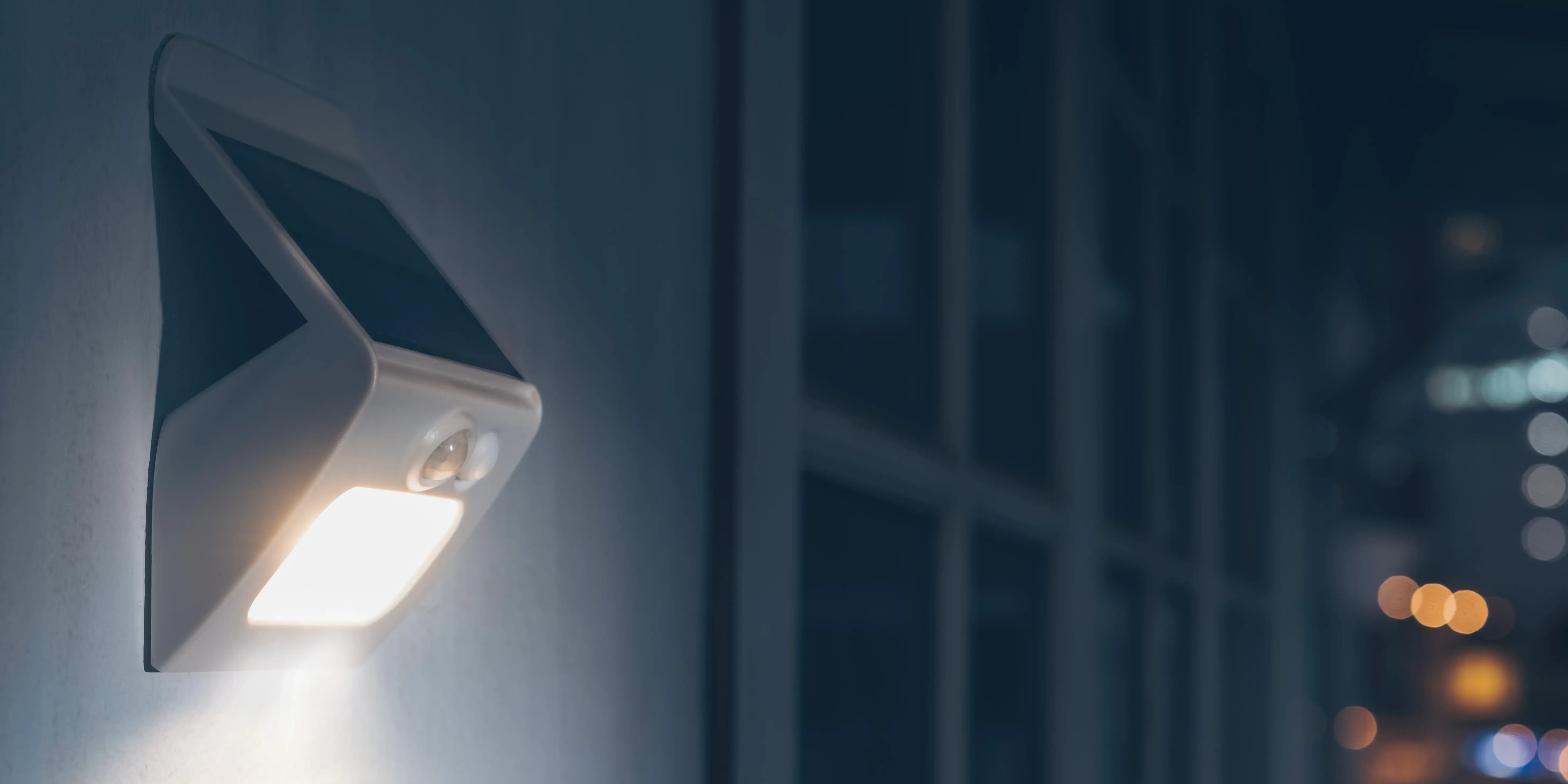 Pequeña luz solar alimentada con sensor de movimiento como idea de domótica en el hogar