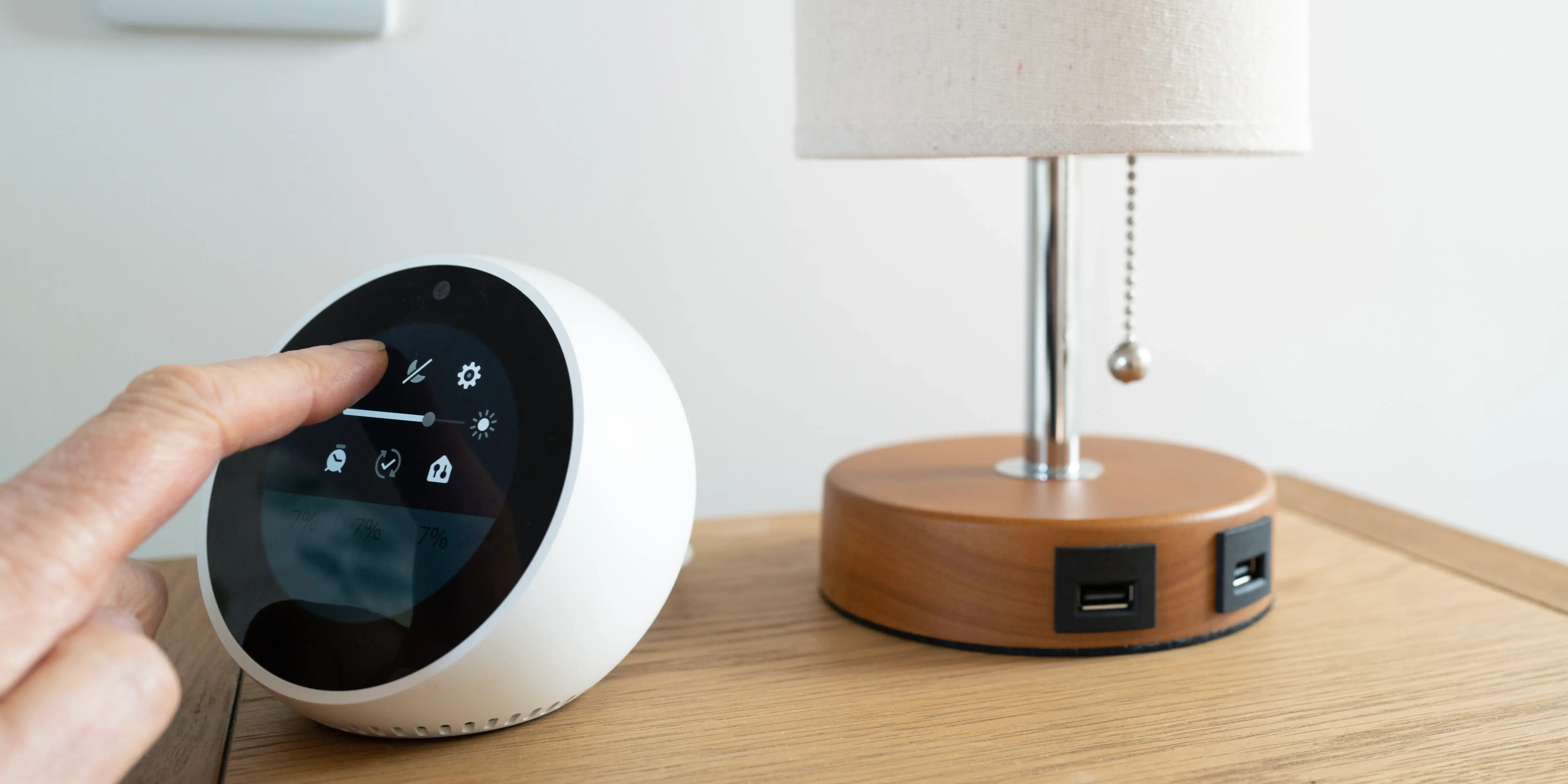 Persona configurando Alexa para automatizar su casa