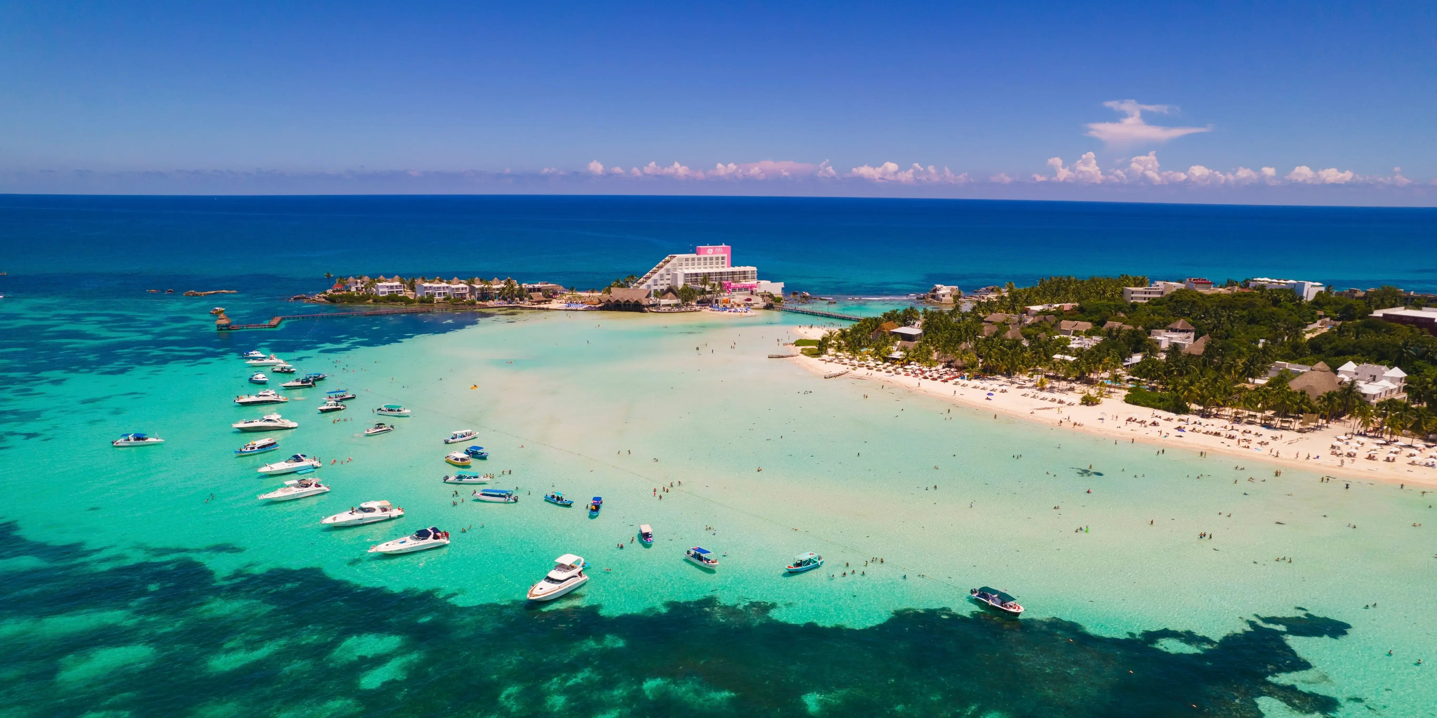 Resort de Playa en Isla Mujeres y yates en el mar, playa de México