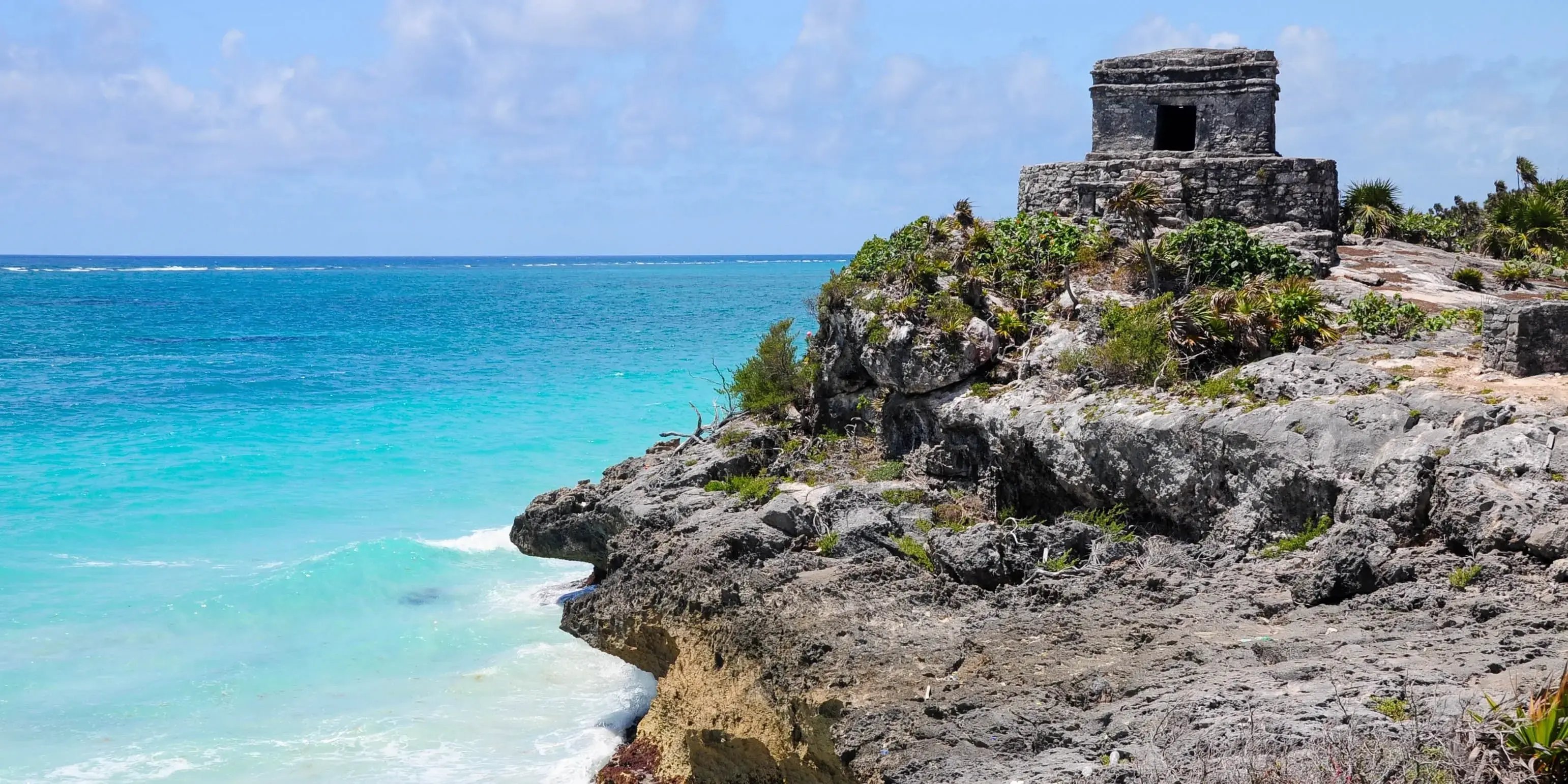 Ruinas mayas en acantilados sobre el mar Caribe turquesa en Tulum, playa de México