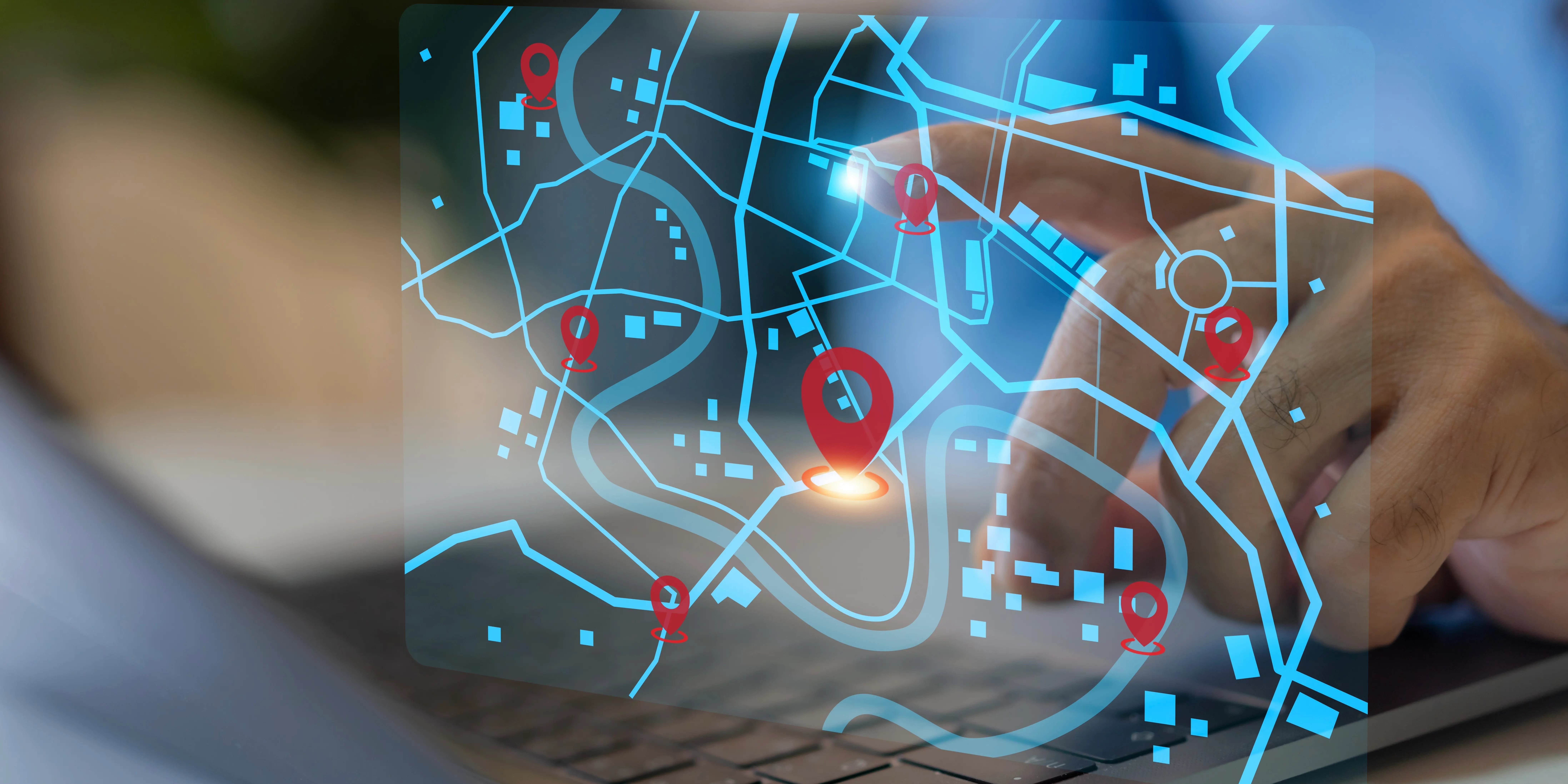 Seguimiento de ubicación con mano que interactúa con ubicaciones futuristas de la interfaz de mapa GPS en Bosque Real