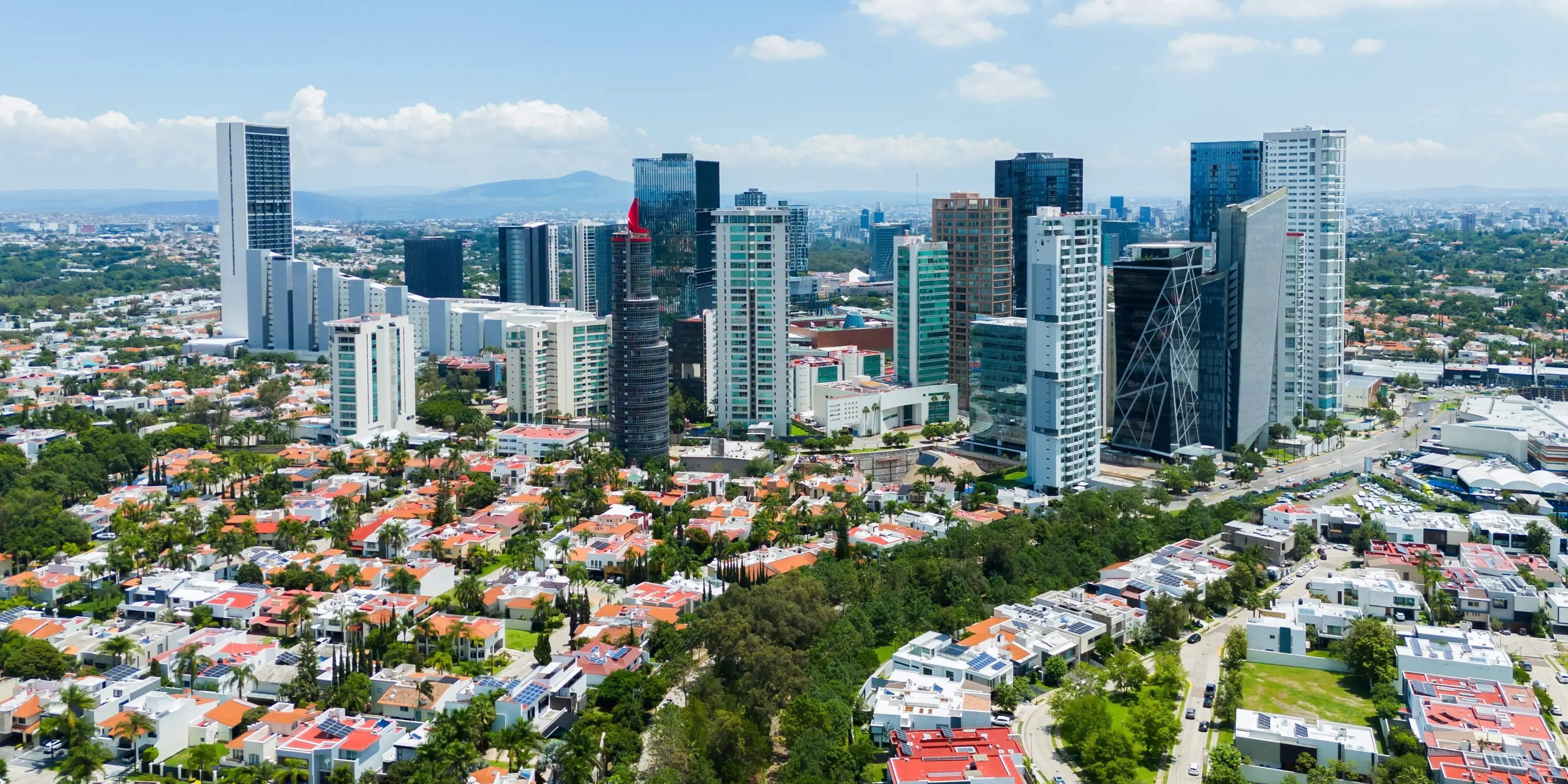 Skyline de Guadalajara en México. Distrito de negocios residencial