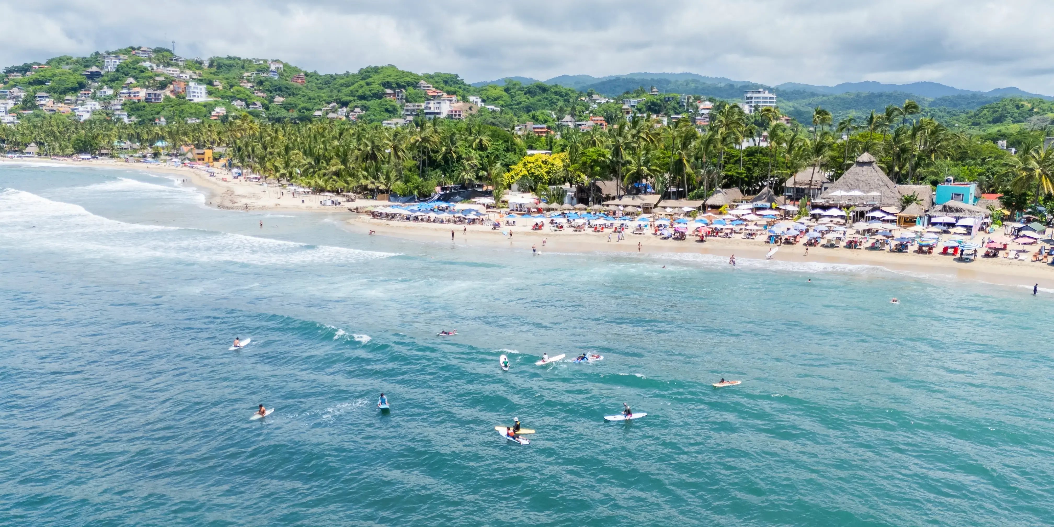 Surfistas en el mar de Sayulita, playa de México