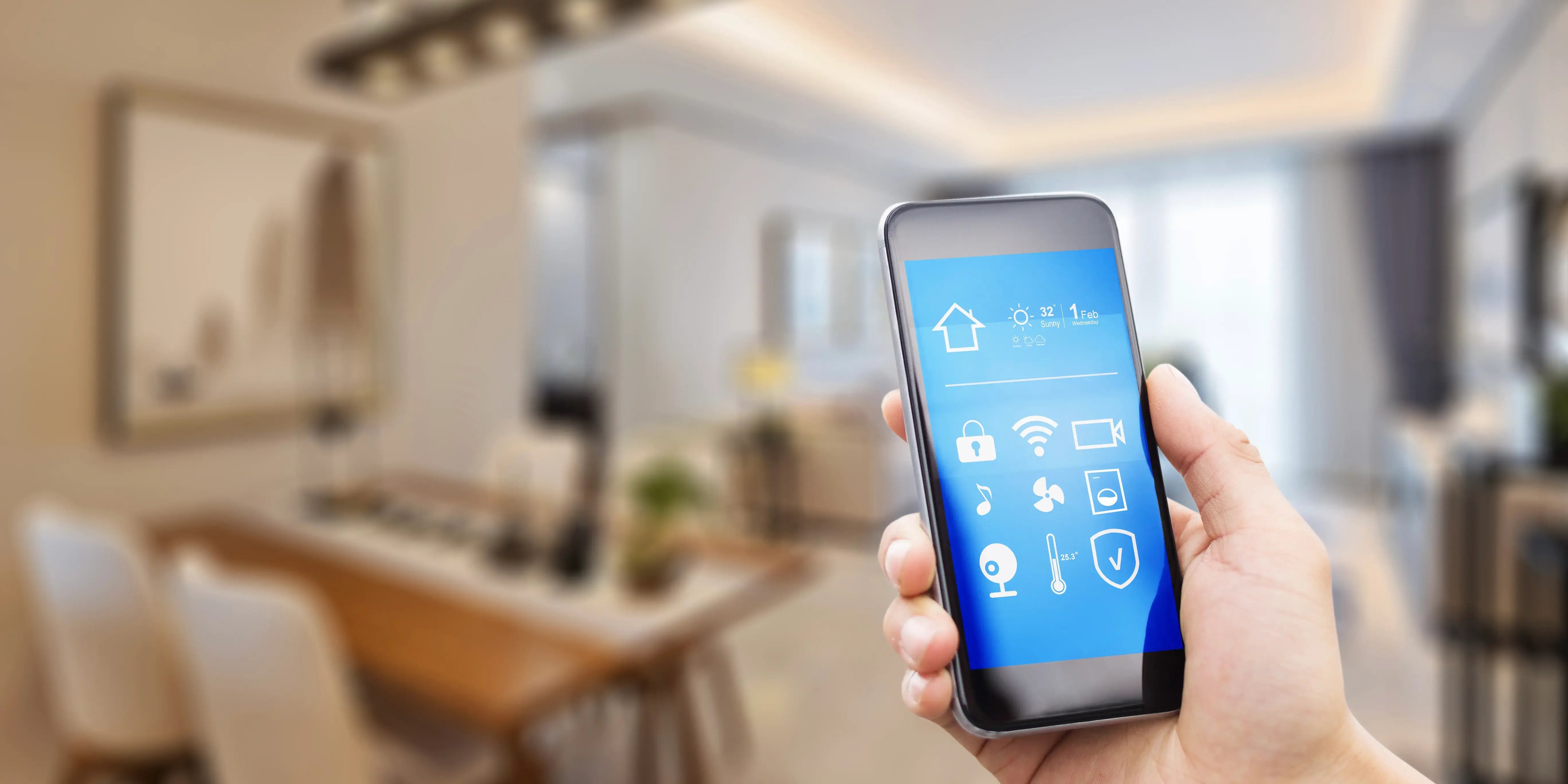 Teléfono móvil con aplicaciones en casa inteligente en un comedor moderno, tipo de casa moderna