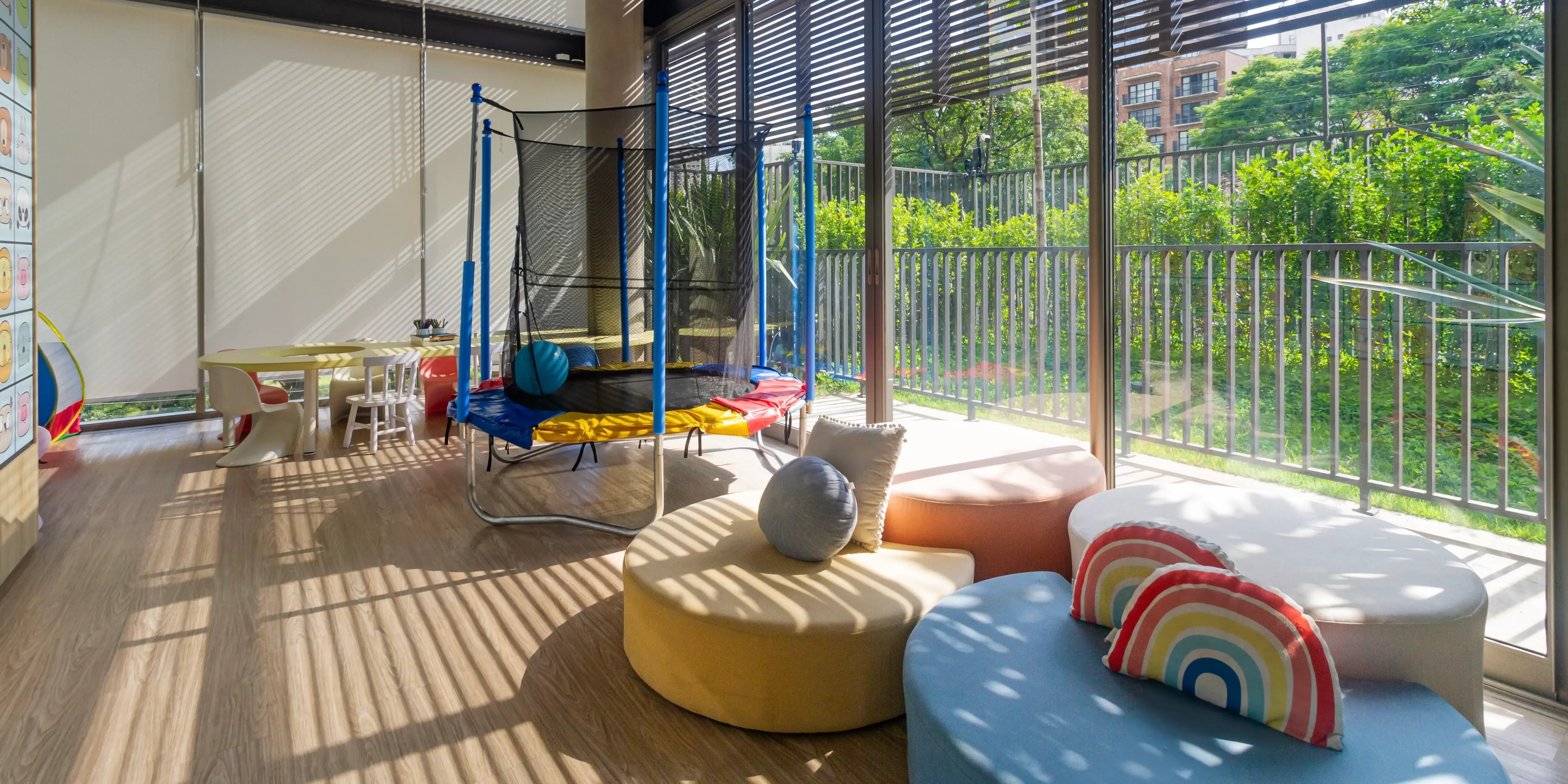 Una colorida ludoteca con vista a las áreas verdes de una comunidad activa para enriquecer tu vida