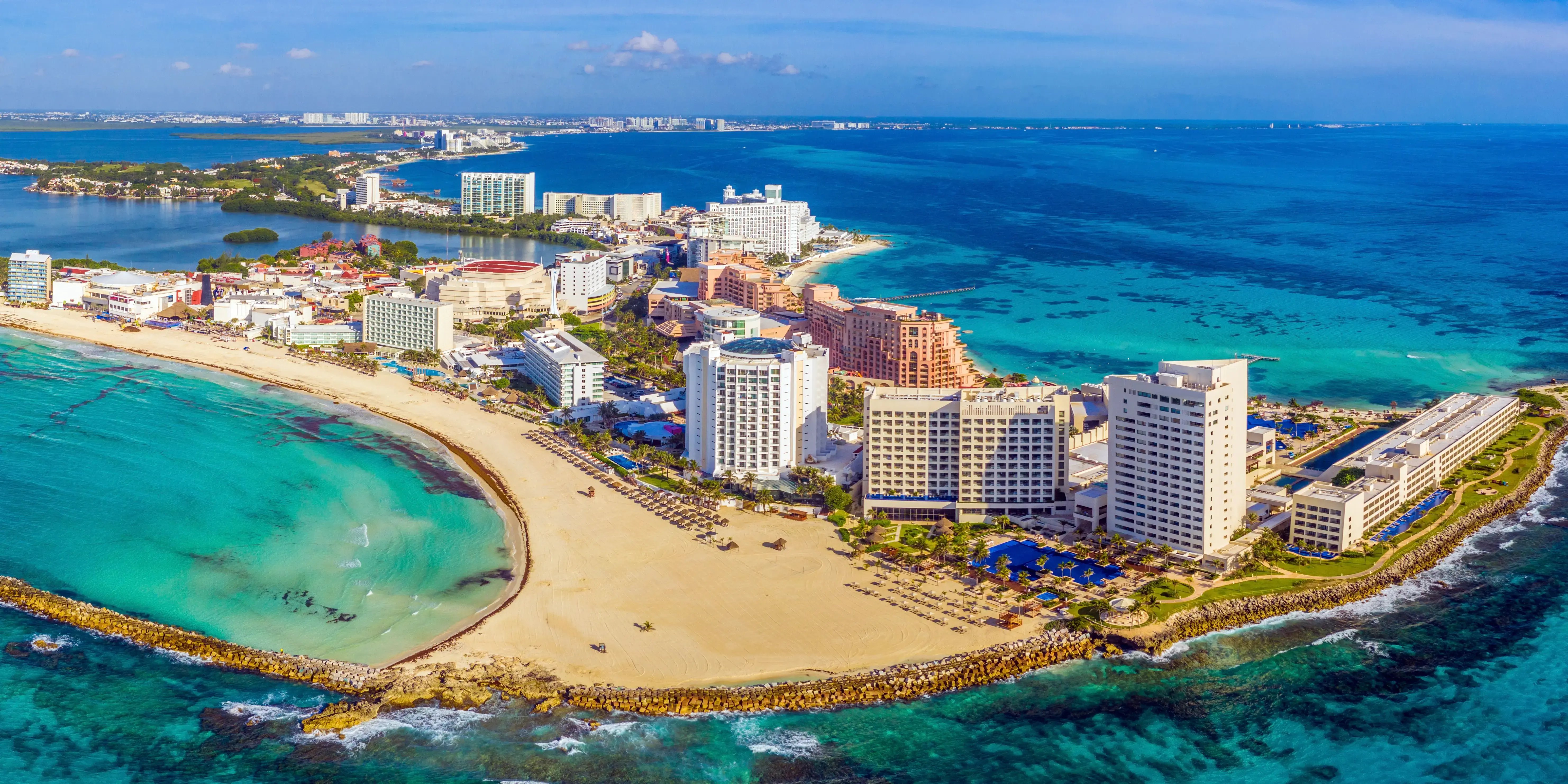 Vista aérea de la península norte de la Zona Hotelera en Cancún, playa de México