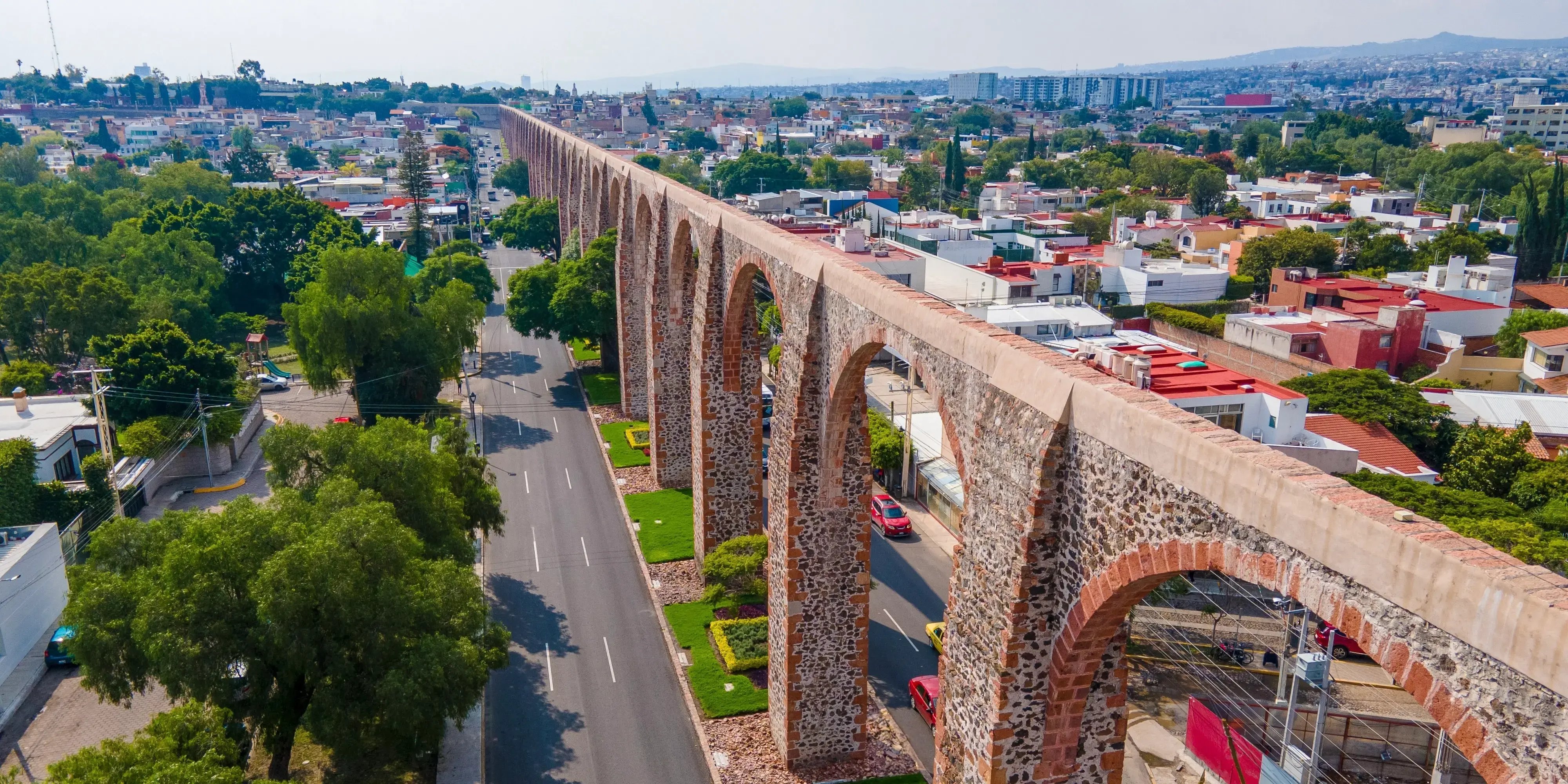 Vista aérea de los arcos y parques del centro de la ciudad de Querétaro en un atardecer