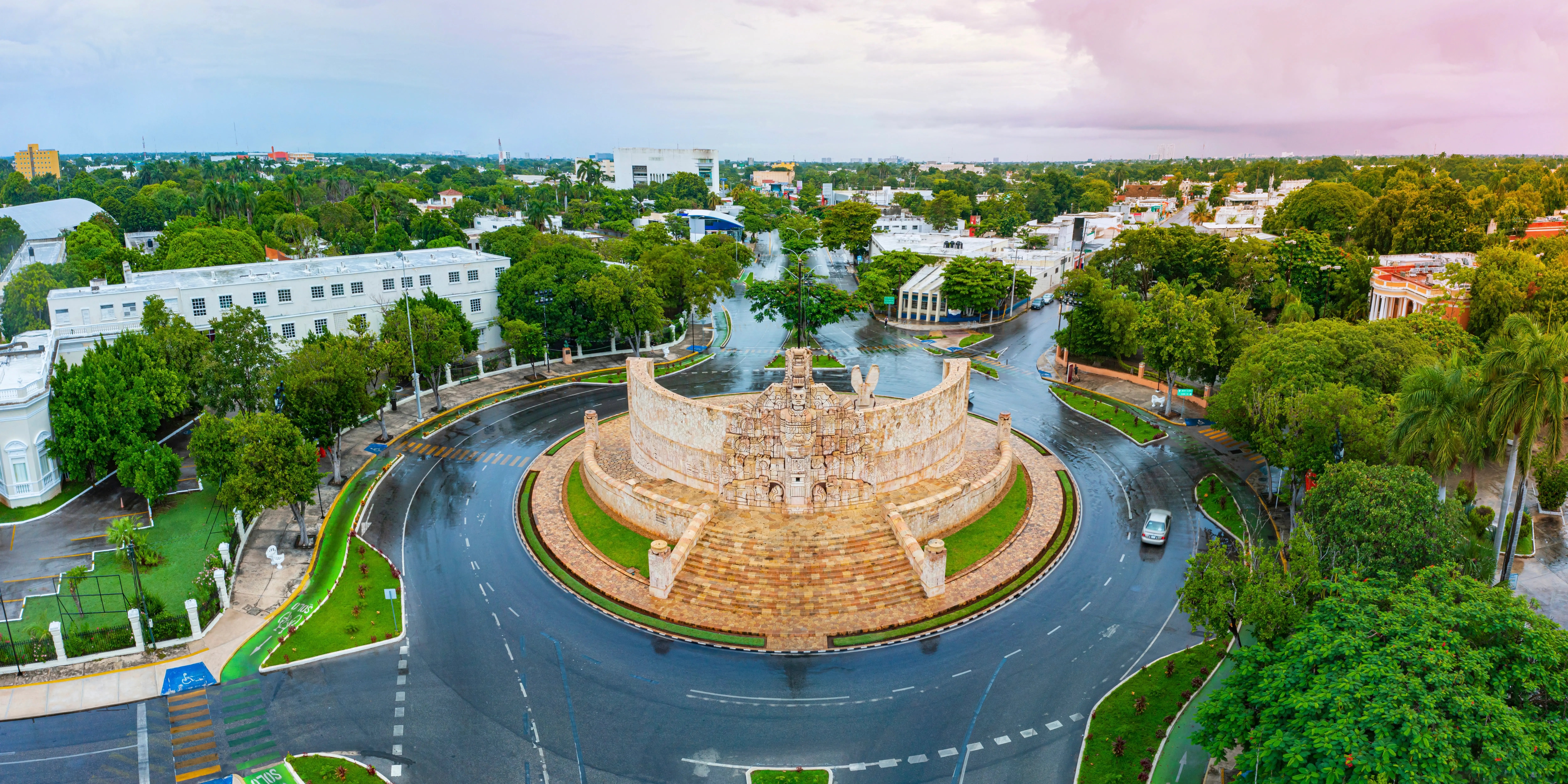 Vista aérea panorámica del emblemático Monumento a la Patria en un día tranquilo en el centro de Mérida