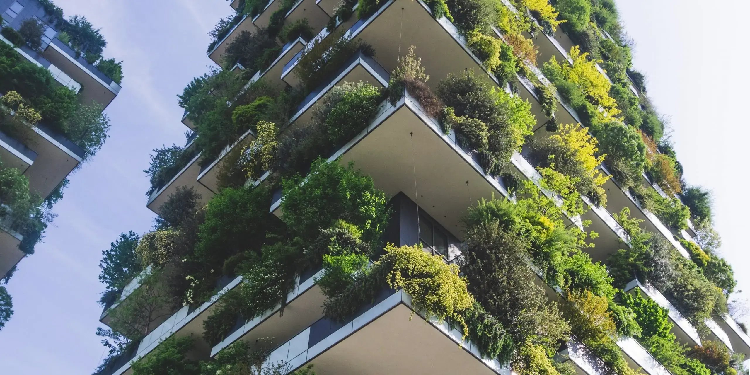 edificio con jardín vertical. 7 tendencias para la arquitectura del futuro