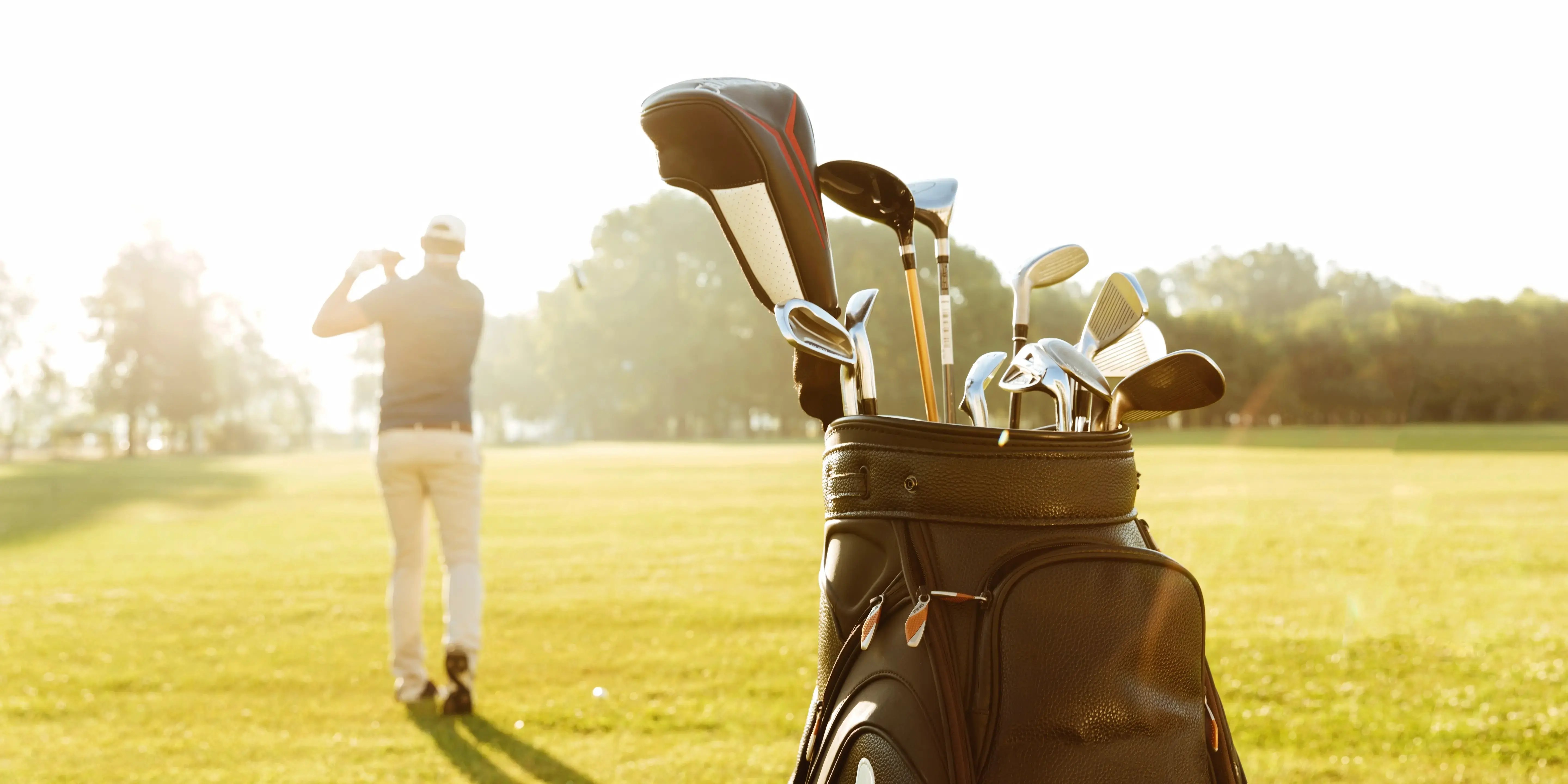 Hombre con palos de golf. Bosque Real: Lujo y naturaleza