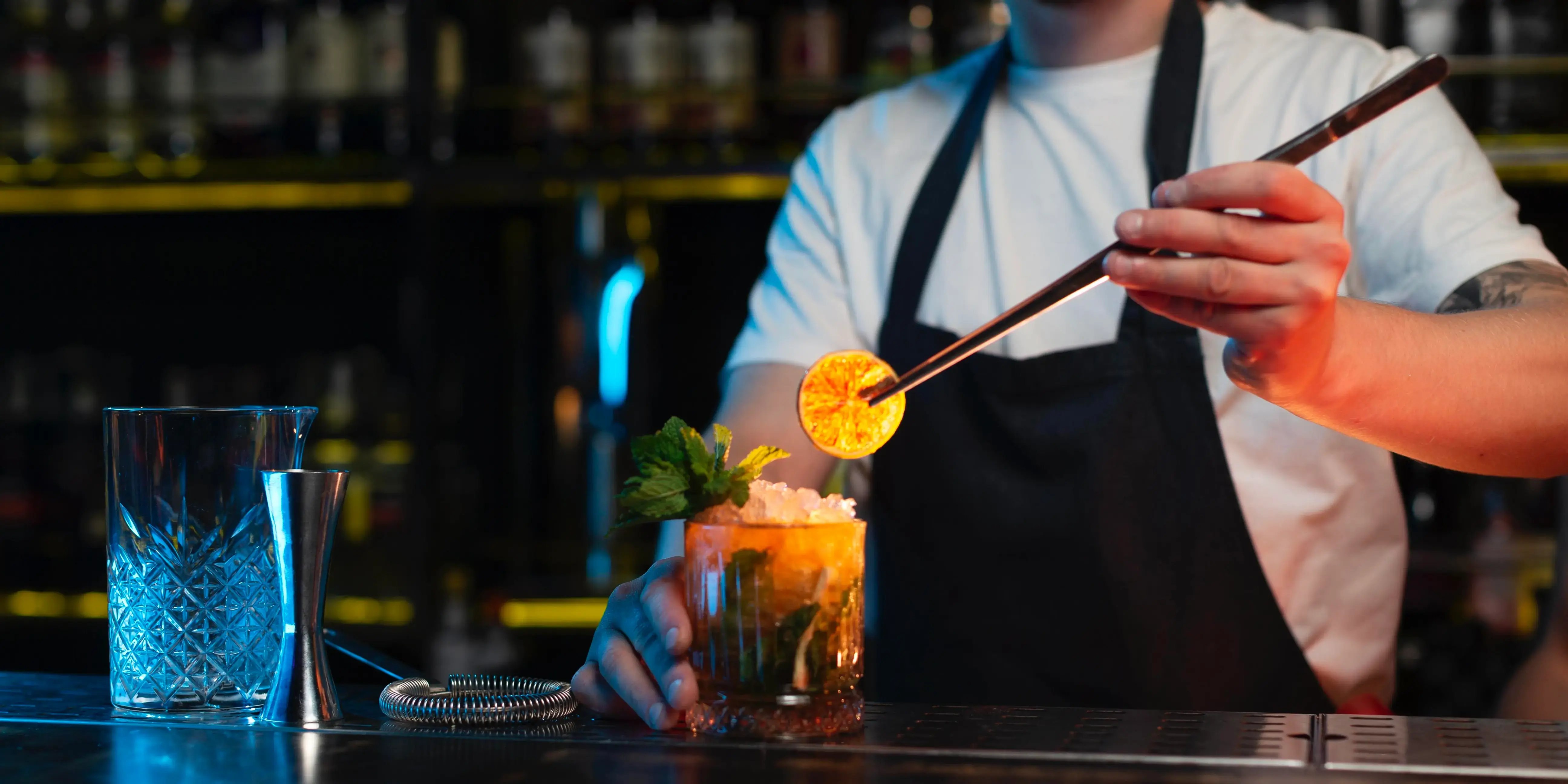 Bartender preparando bebida. Mixología