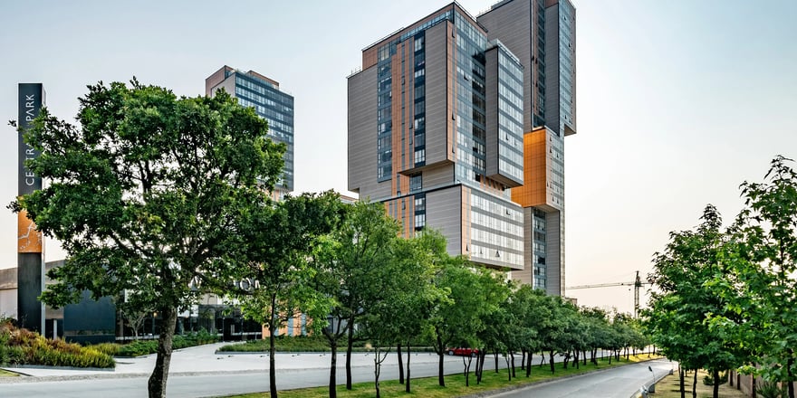 Exterior Central Park Bosque Real. El poder de la exclusividad: Vivir en propiedades premium