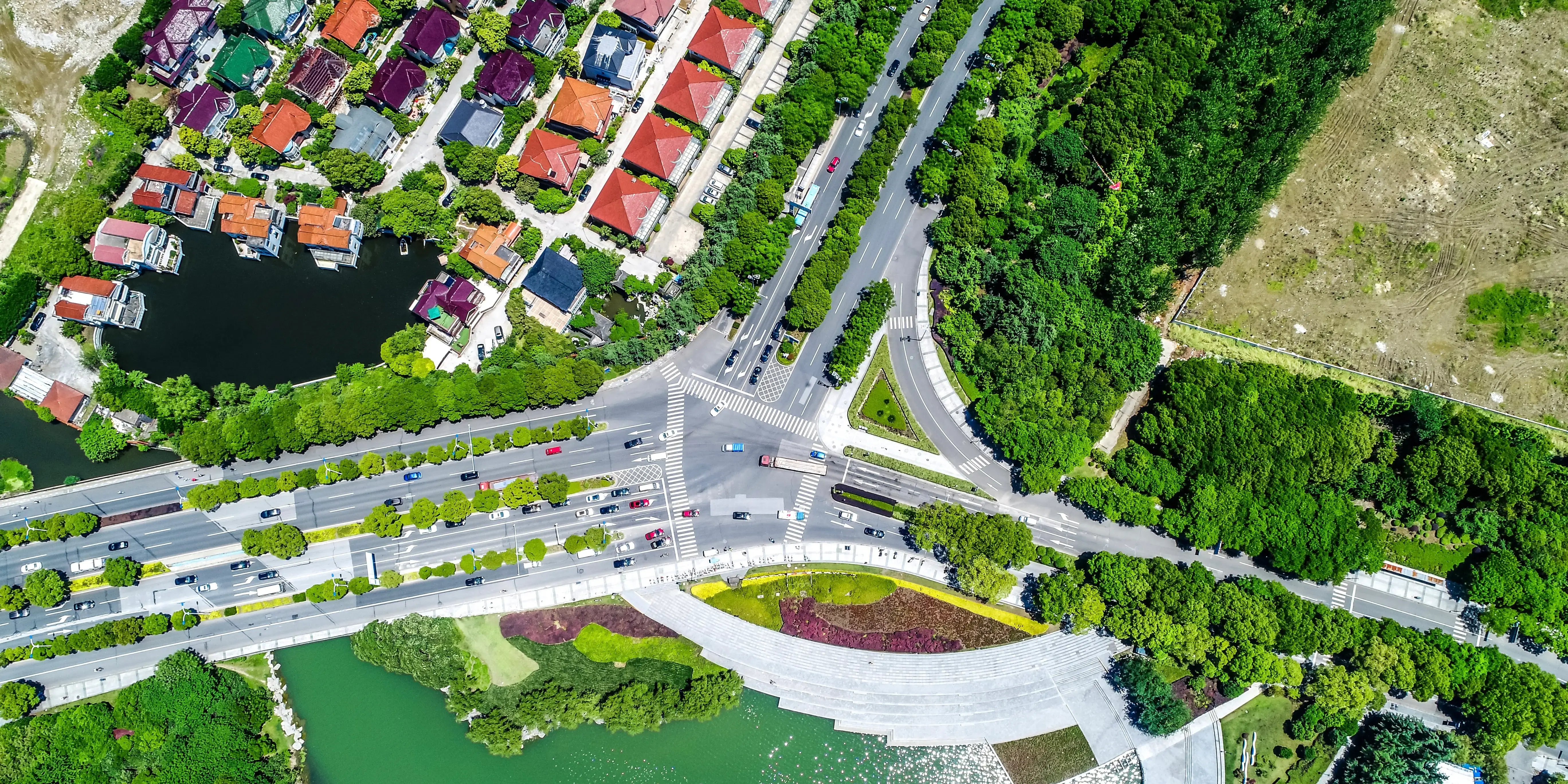 Casas rodeadas de naturaleza, áreas verdes y lago. Tendencia del mercado inmobiliario