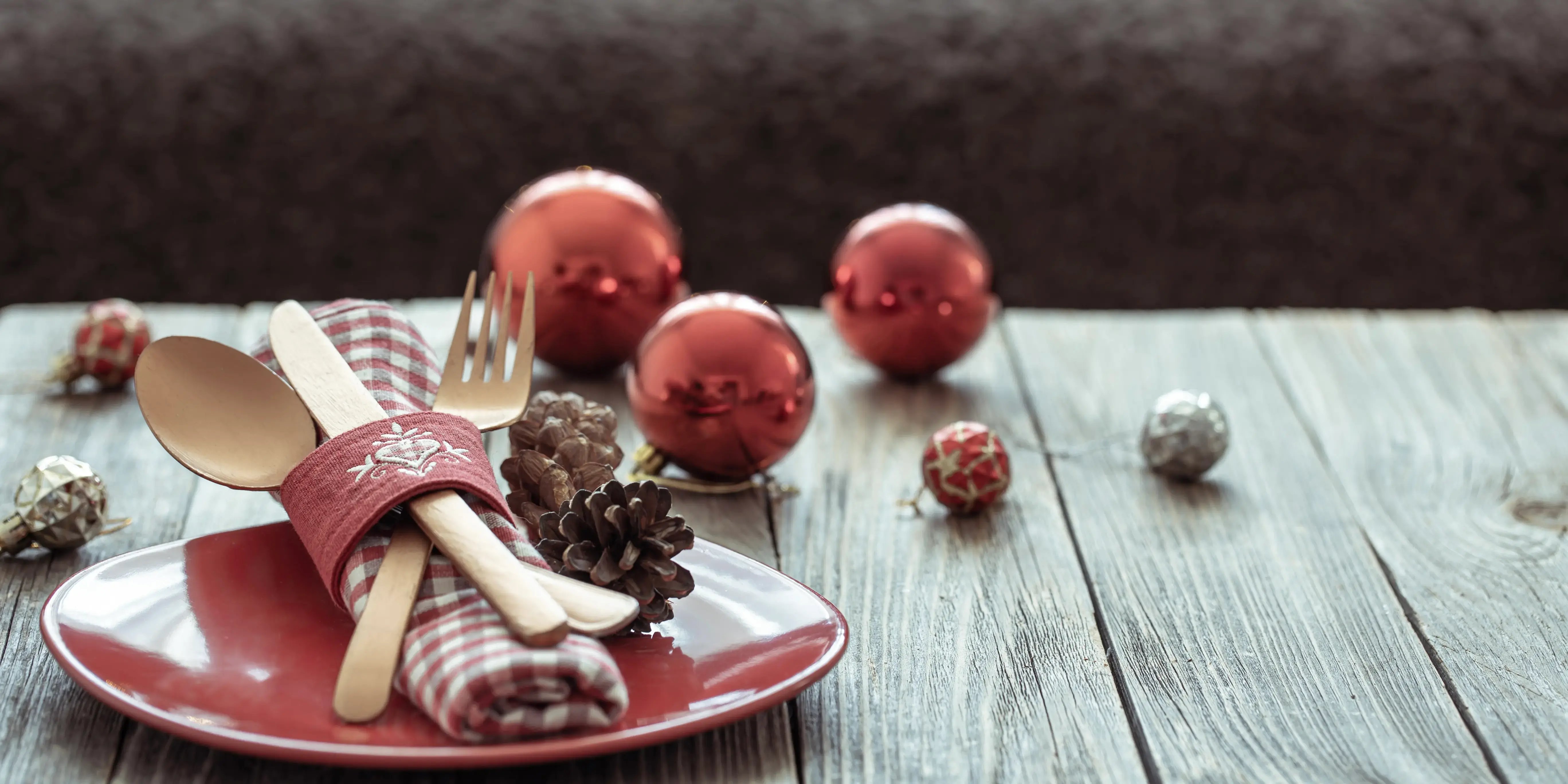 Plato y servilleta con motivos navideños. Navidad inolvidable