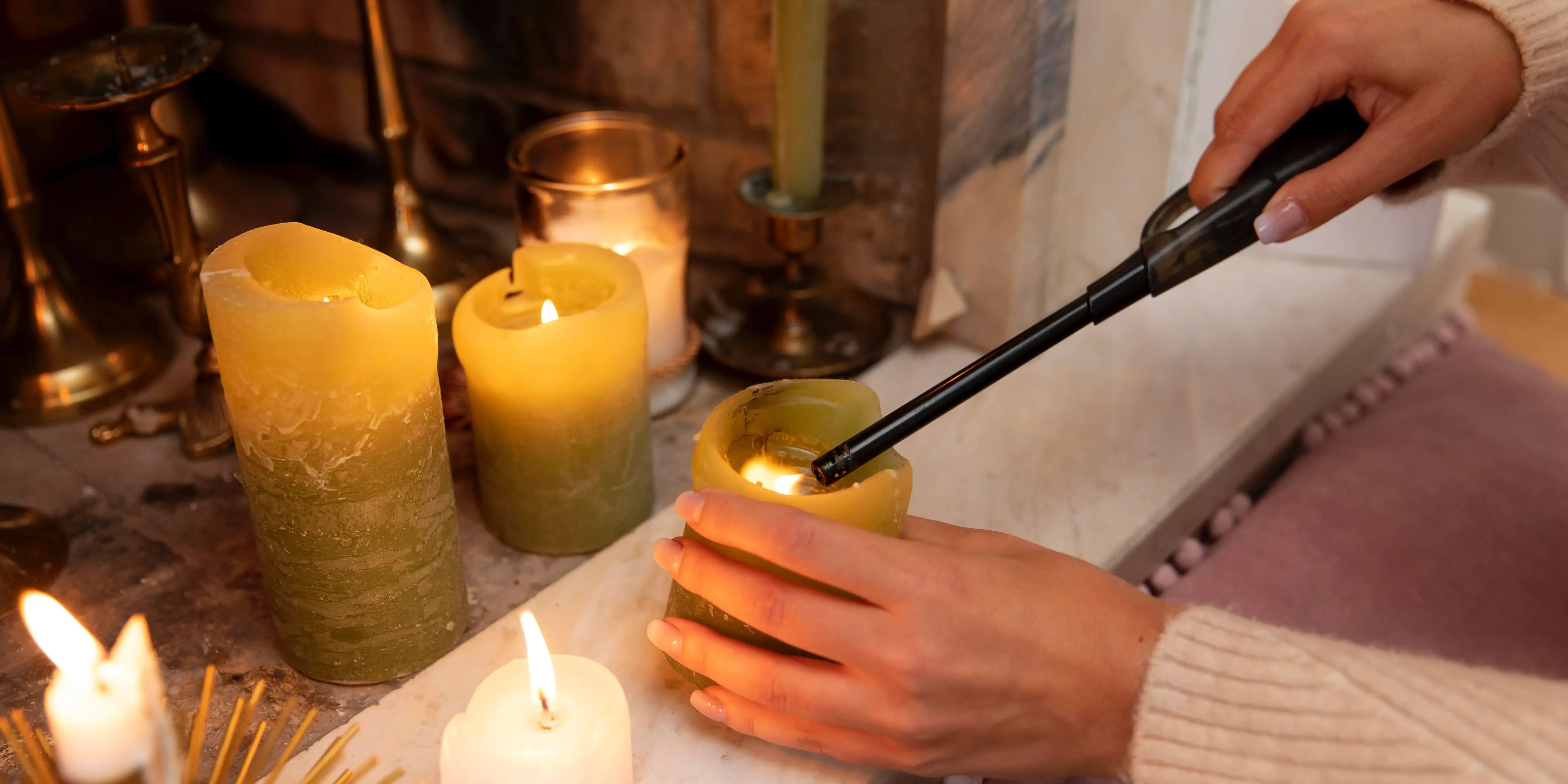 Encendiendo velas. Recordar a tus seres queridos.