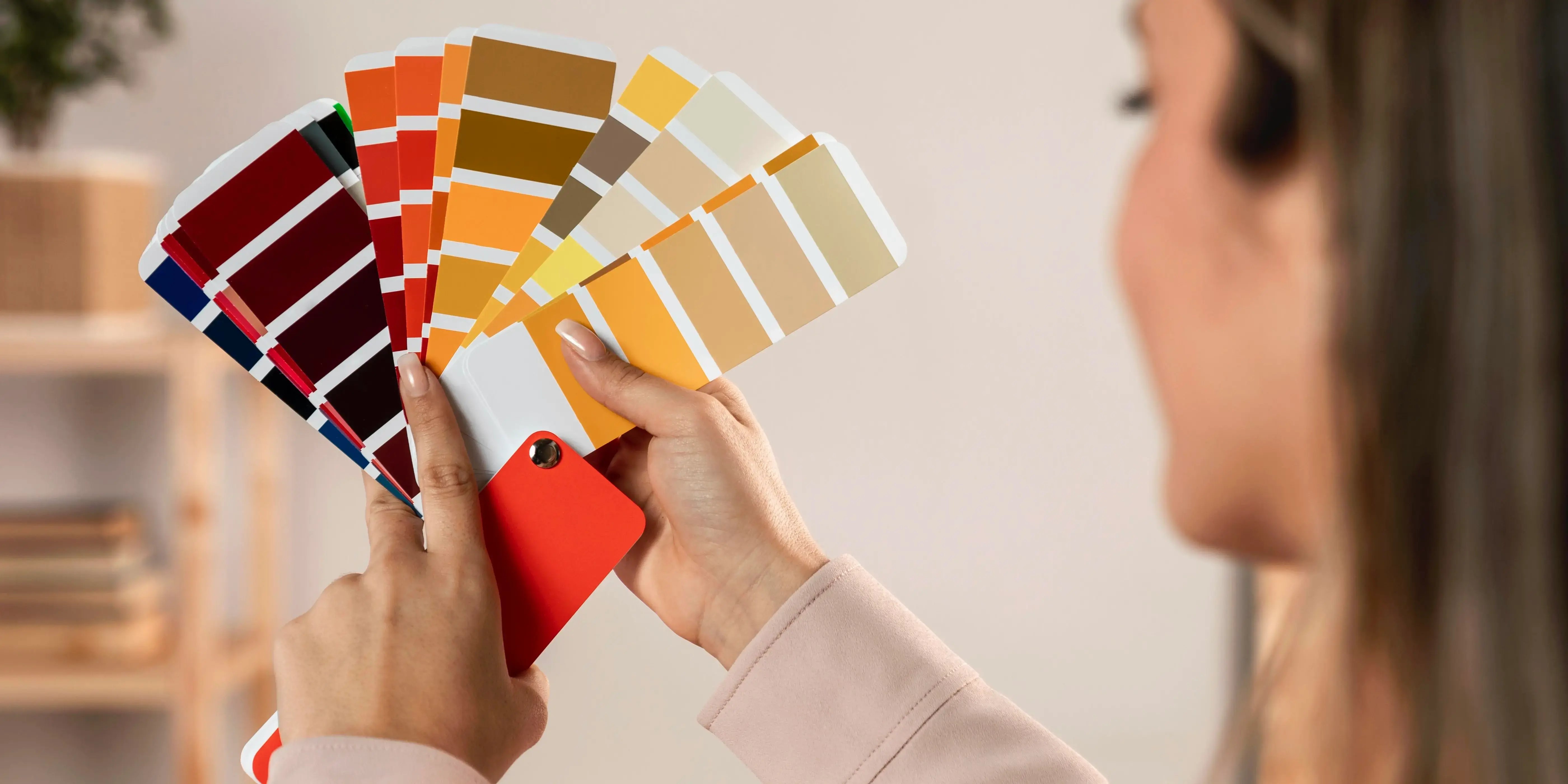 Mujer sosteniendo muestra de colores de pintura. Decorar departamento