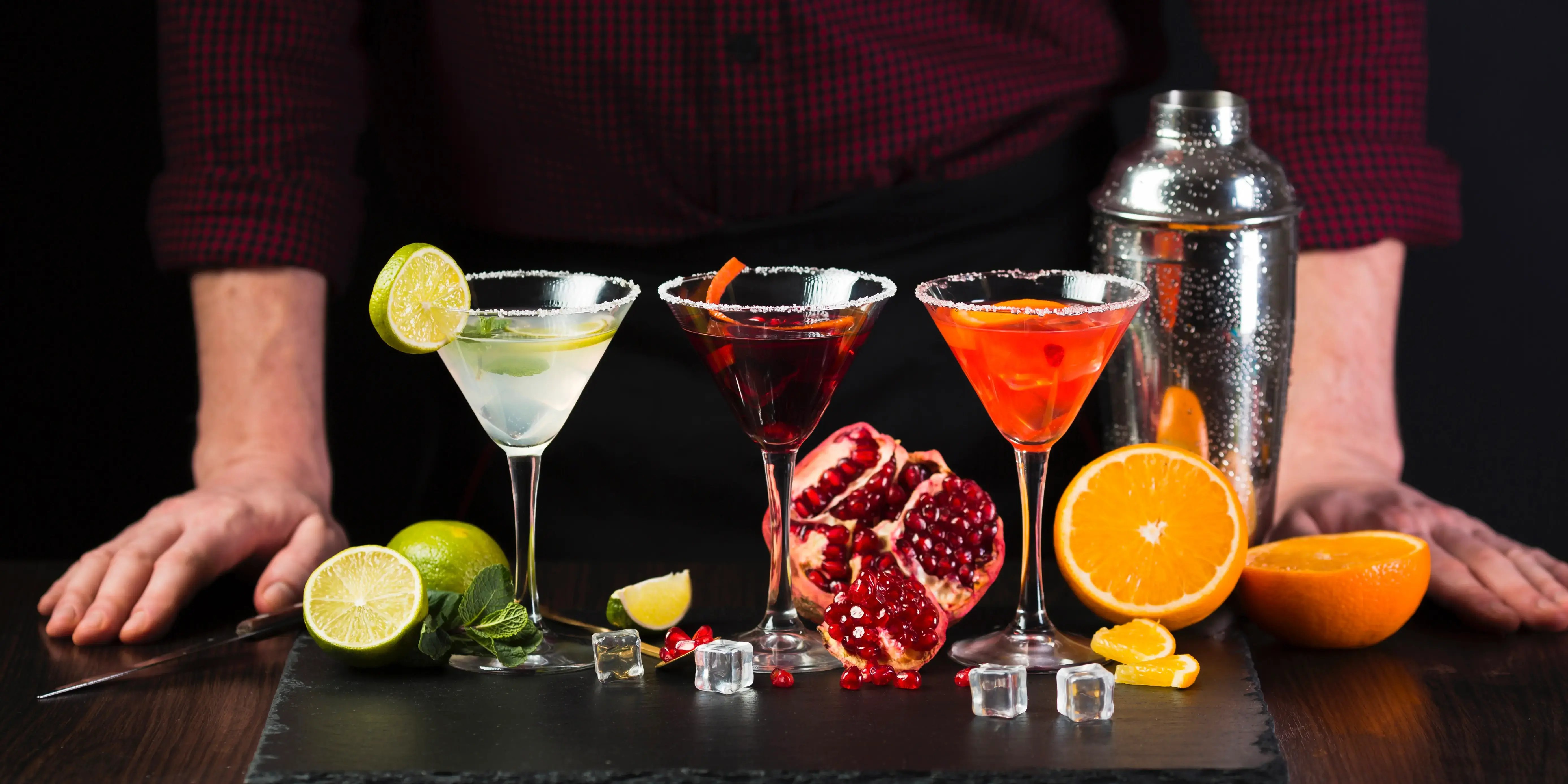 Copas de martini con naranja, granada y limón. Mixología: