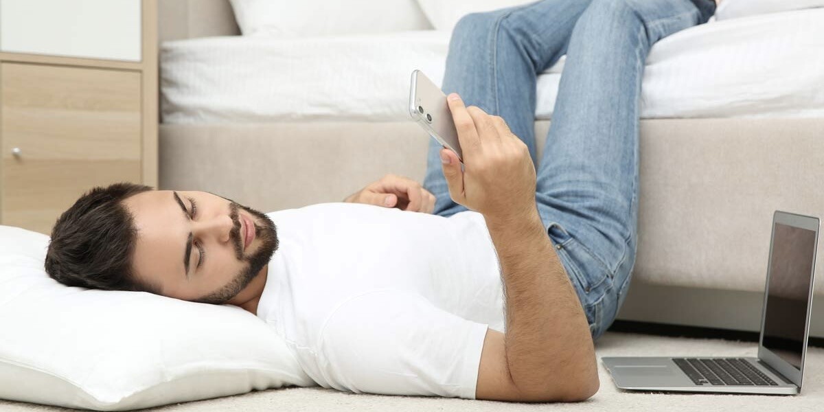 Hombre acostado viendo su celular. qué es sedentarismo