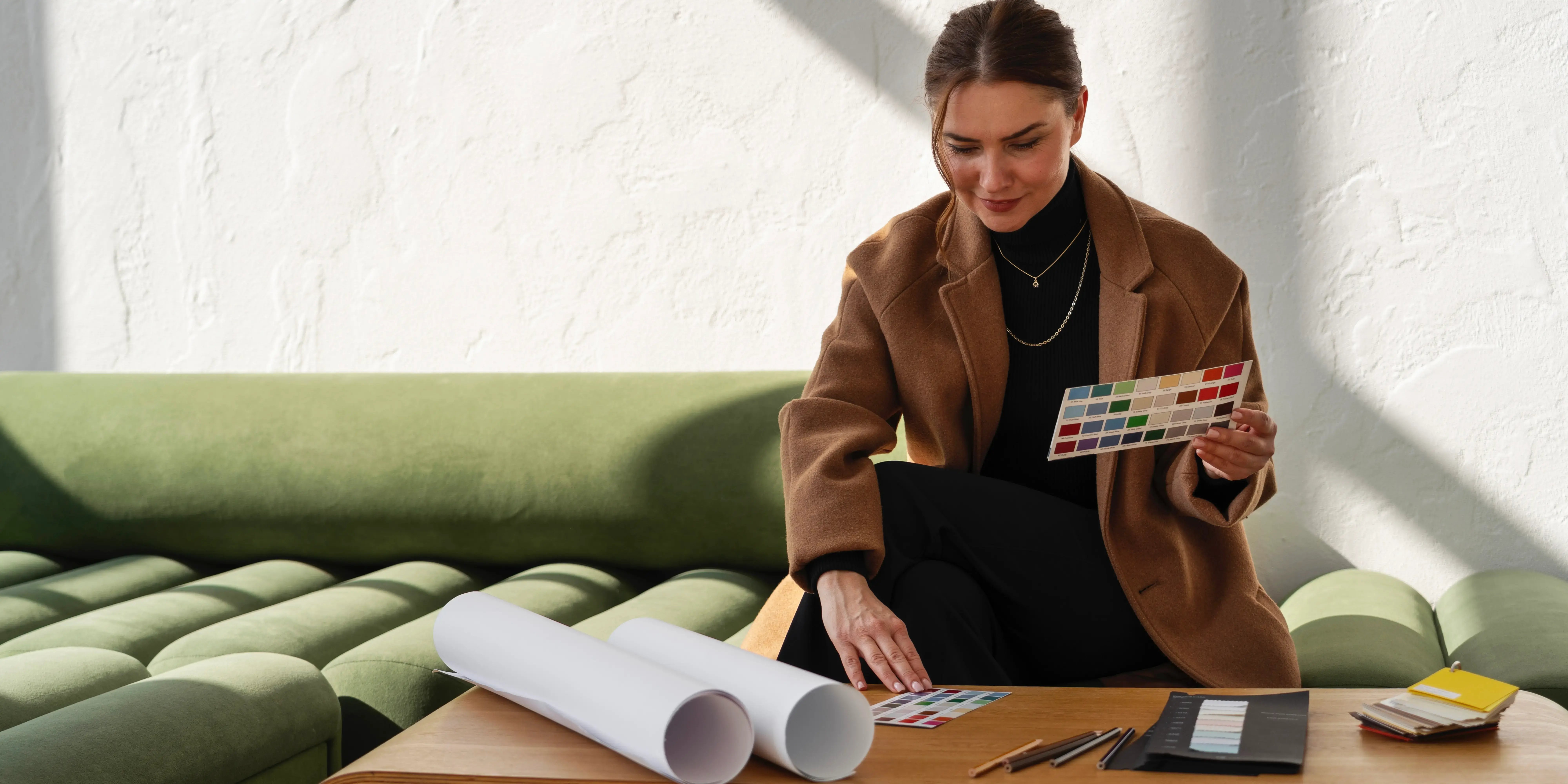 Mujer viendo muestras de colores. Neurointeriorismo