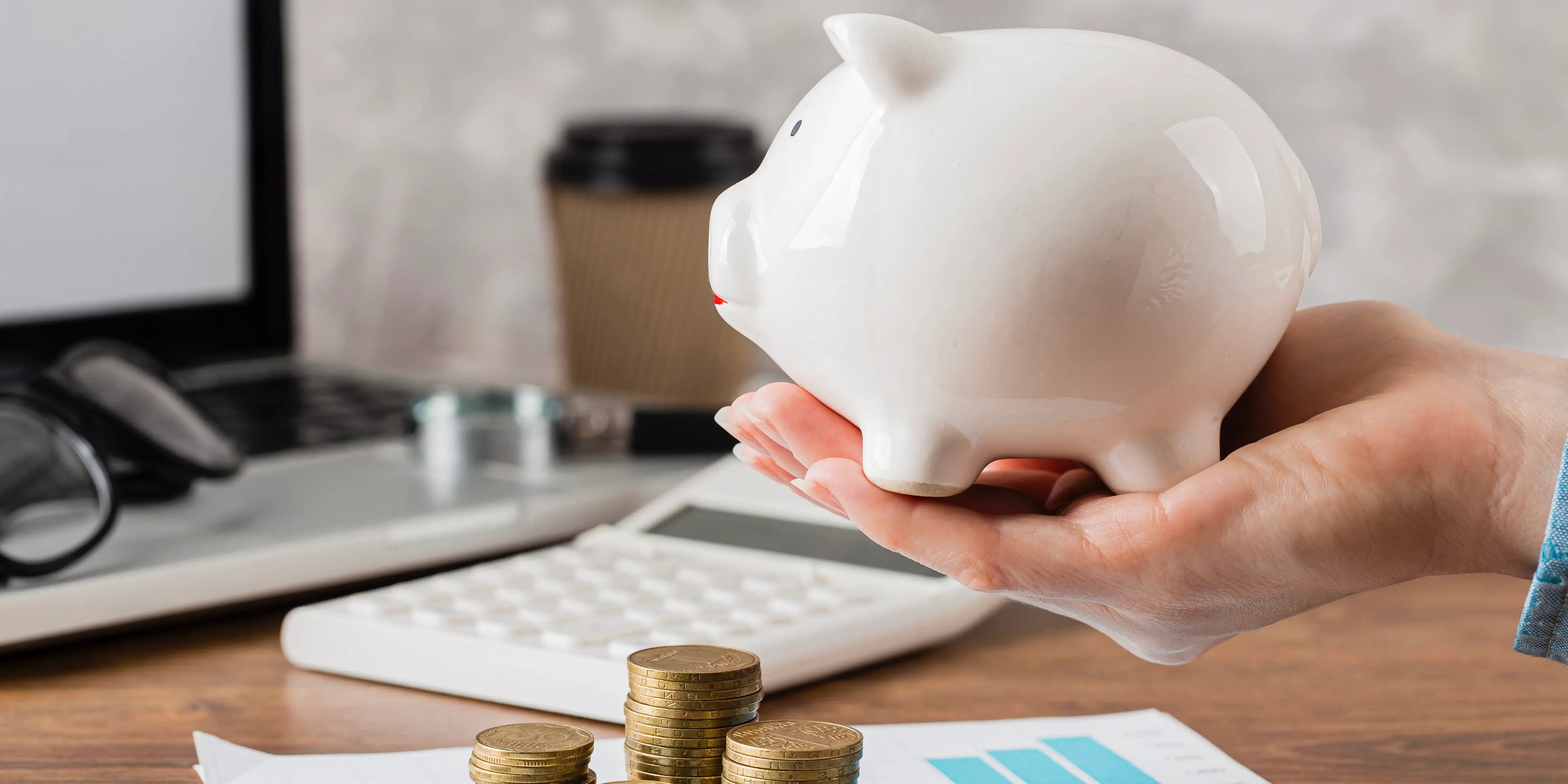 Manos sosteniendo alcancía. Como administrar mi dinero
