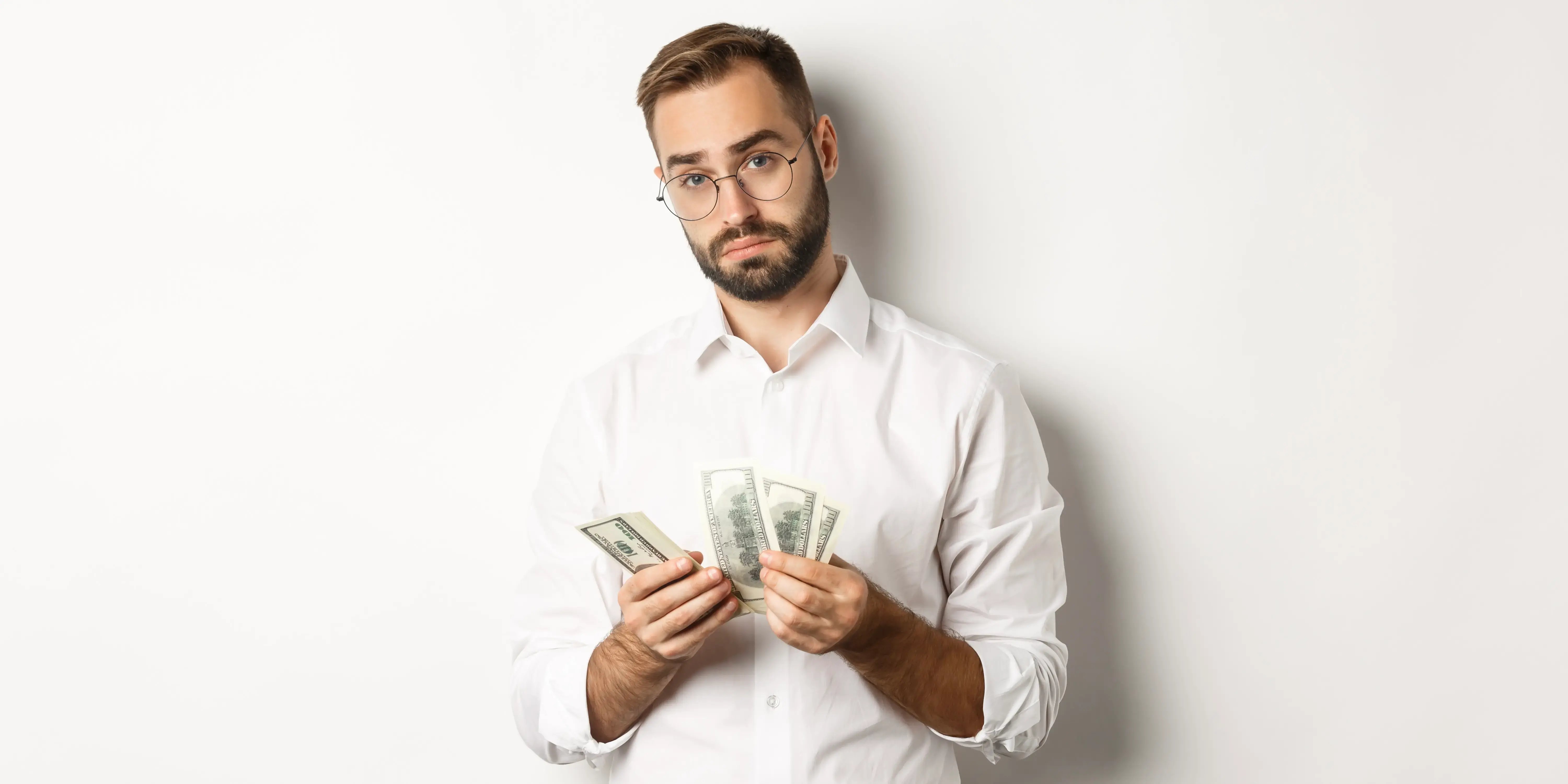 Hombre contando billetes. funciones del dinero
