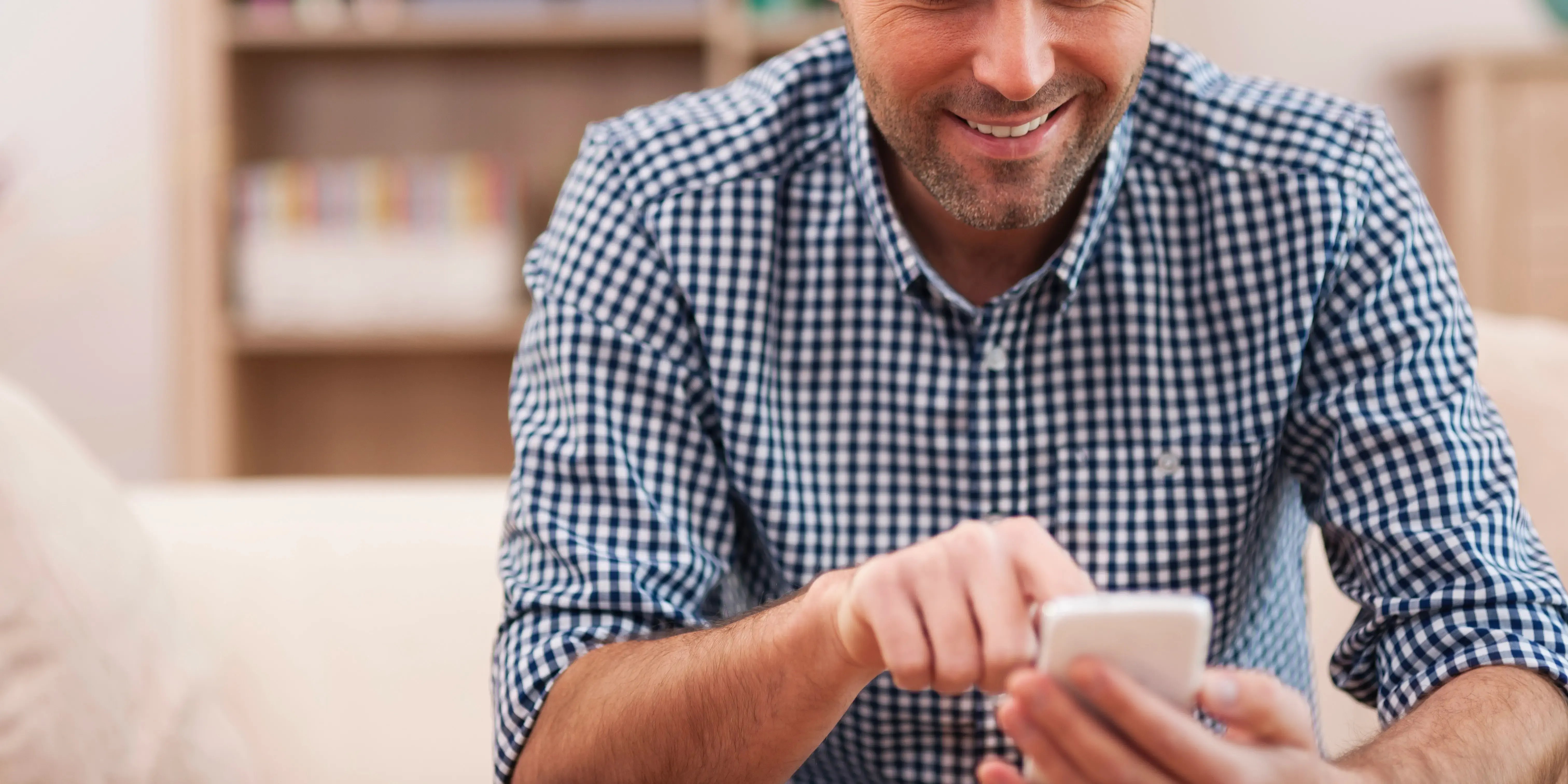 Hombre usando su smartphone. como administrar mi dinero