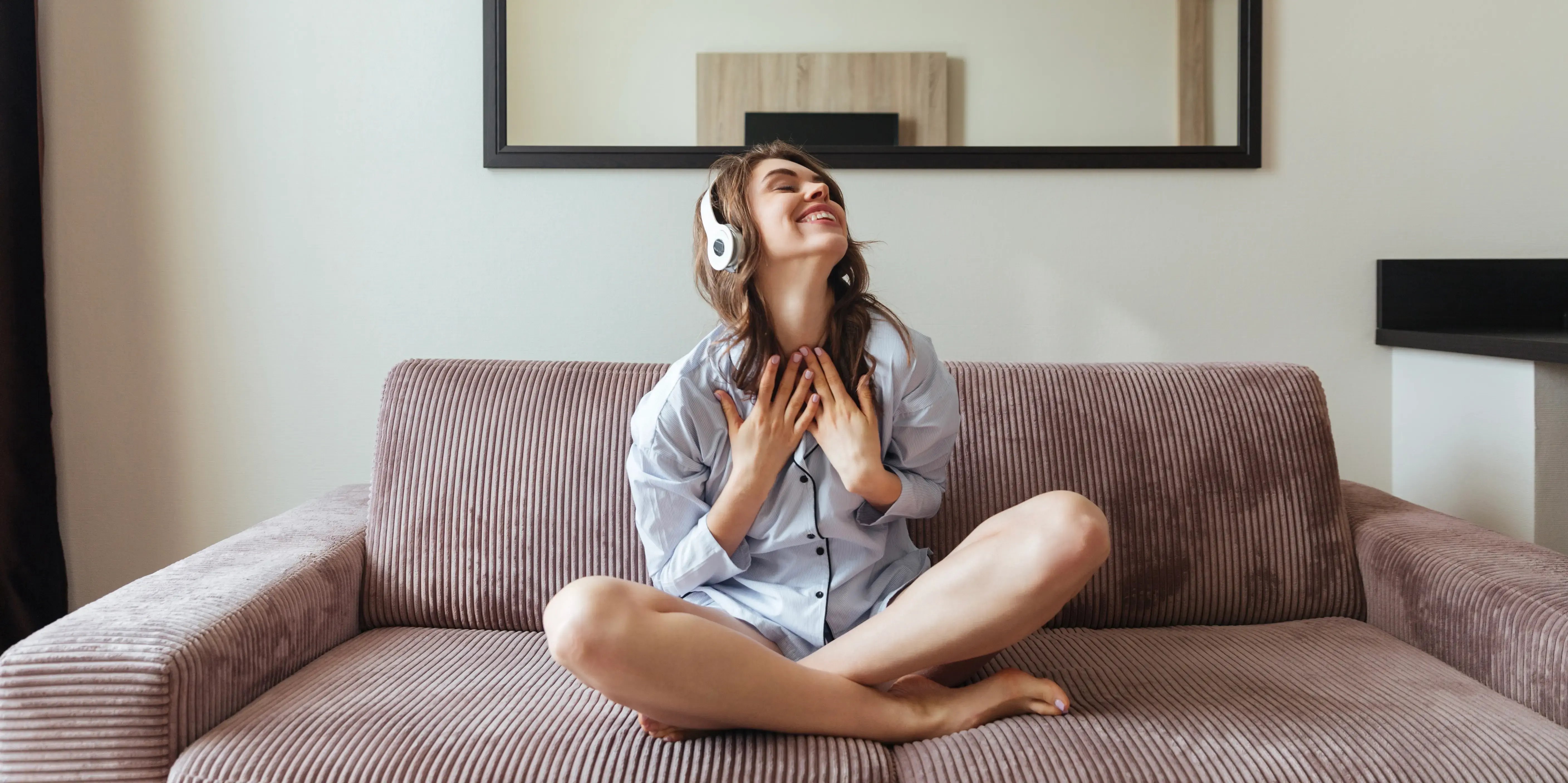 Mujer en la sala escuchando música. Relajación después de un día estresante