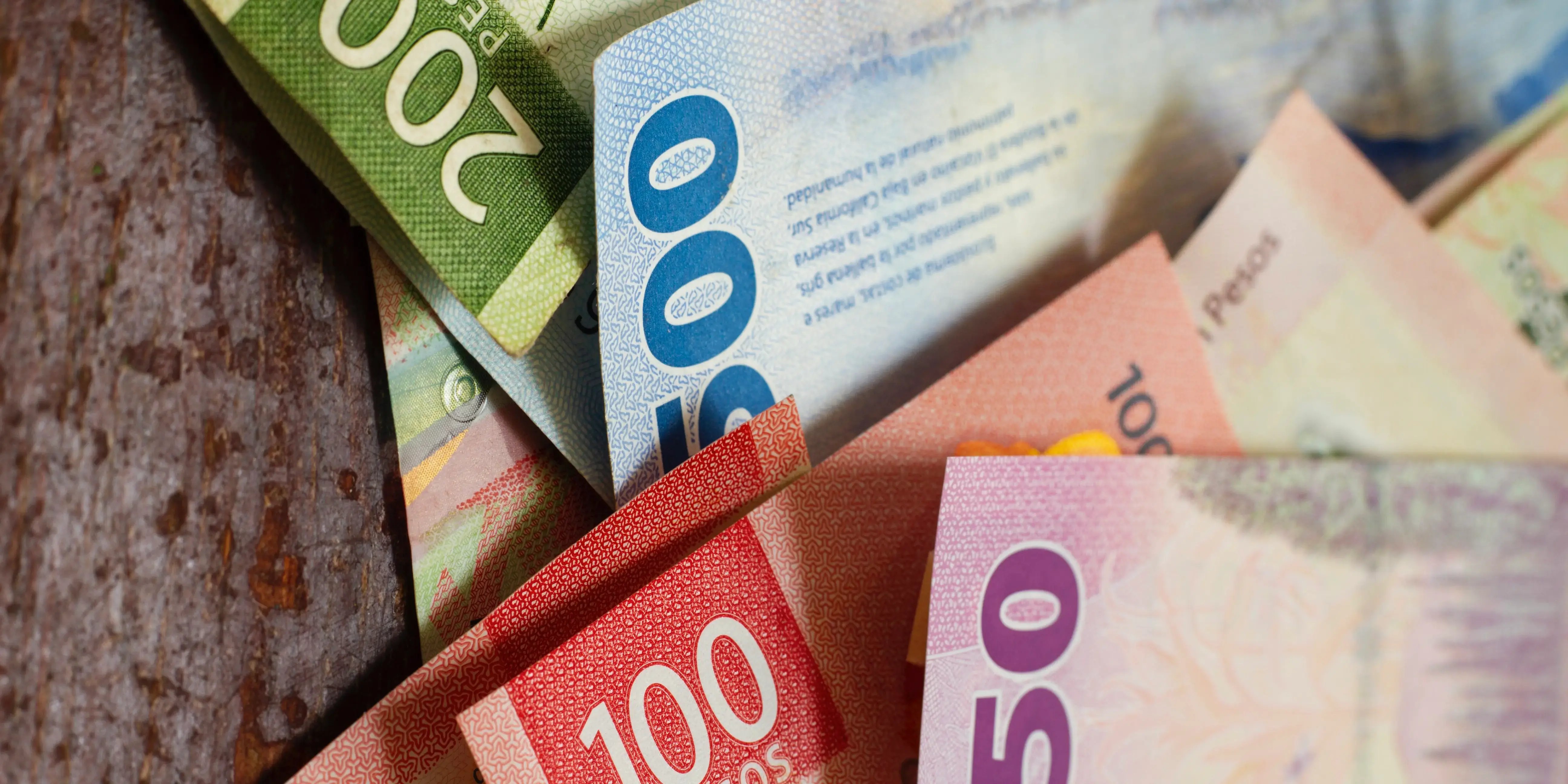 Billetes de diferentes denominaciones. Funciones del dinero