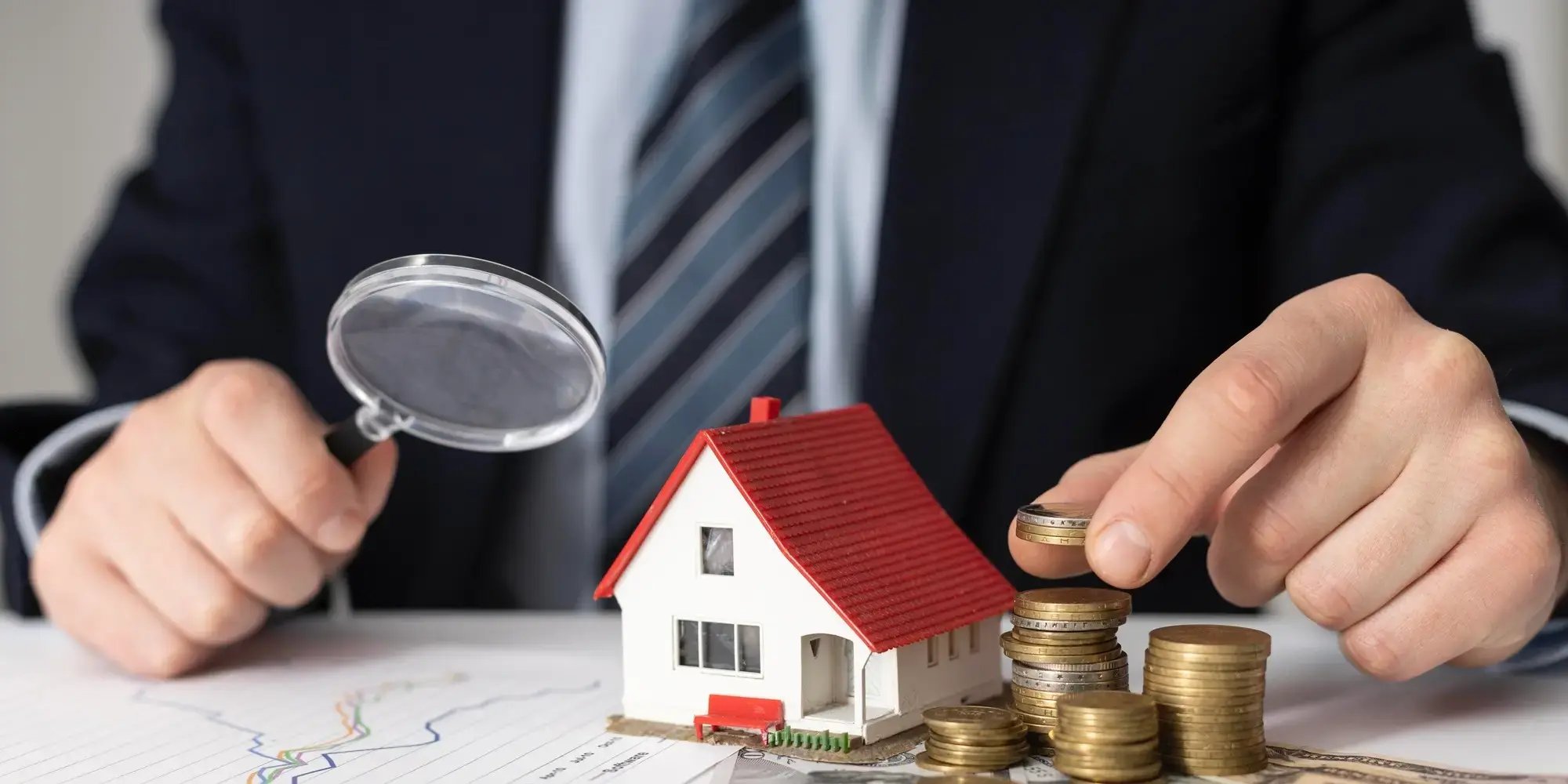 Hombre con una lupa, casa y monedas. Comprar en preventa