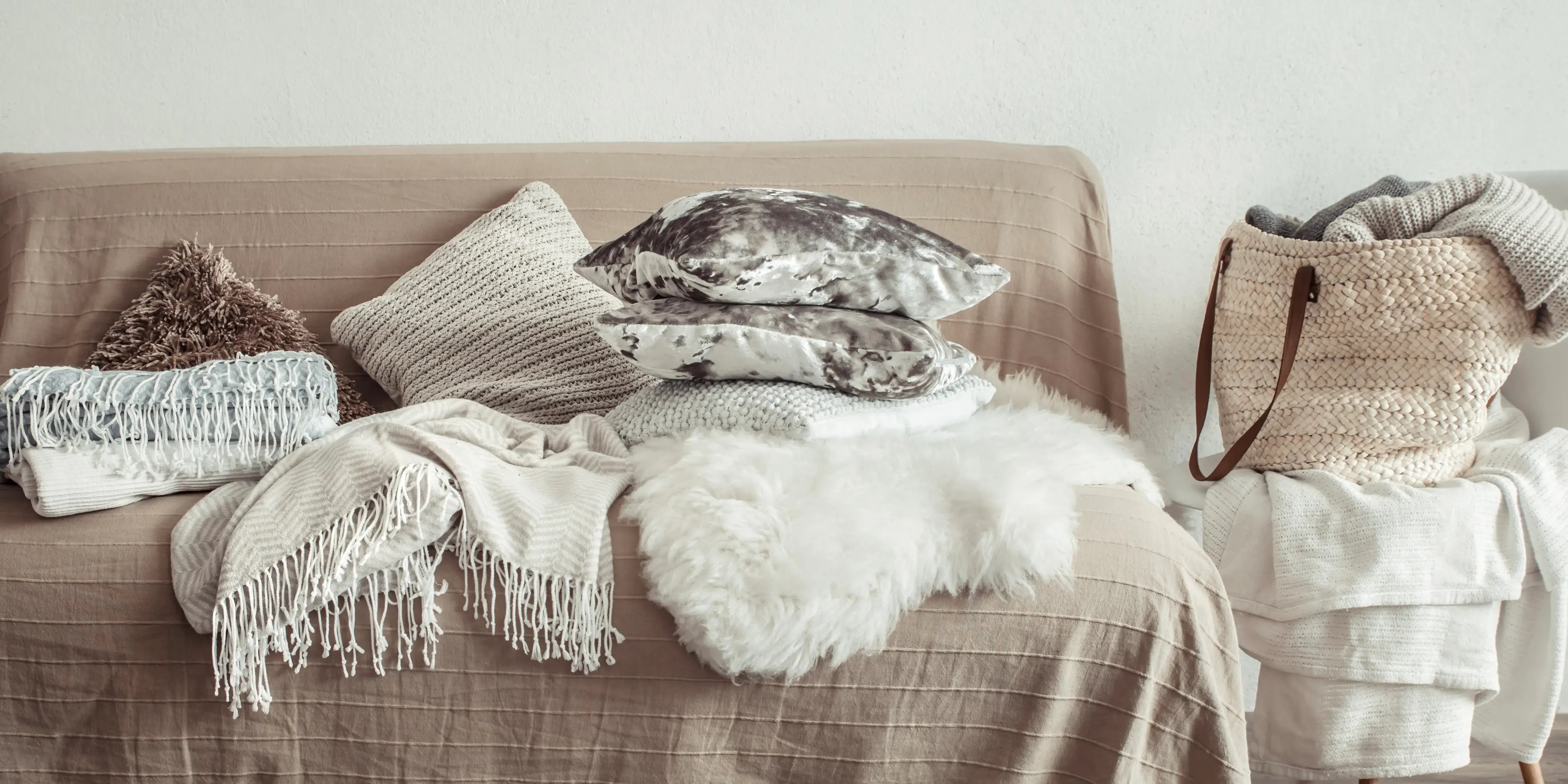Sillón con cojines y mantas. Espacio de relajación
