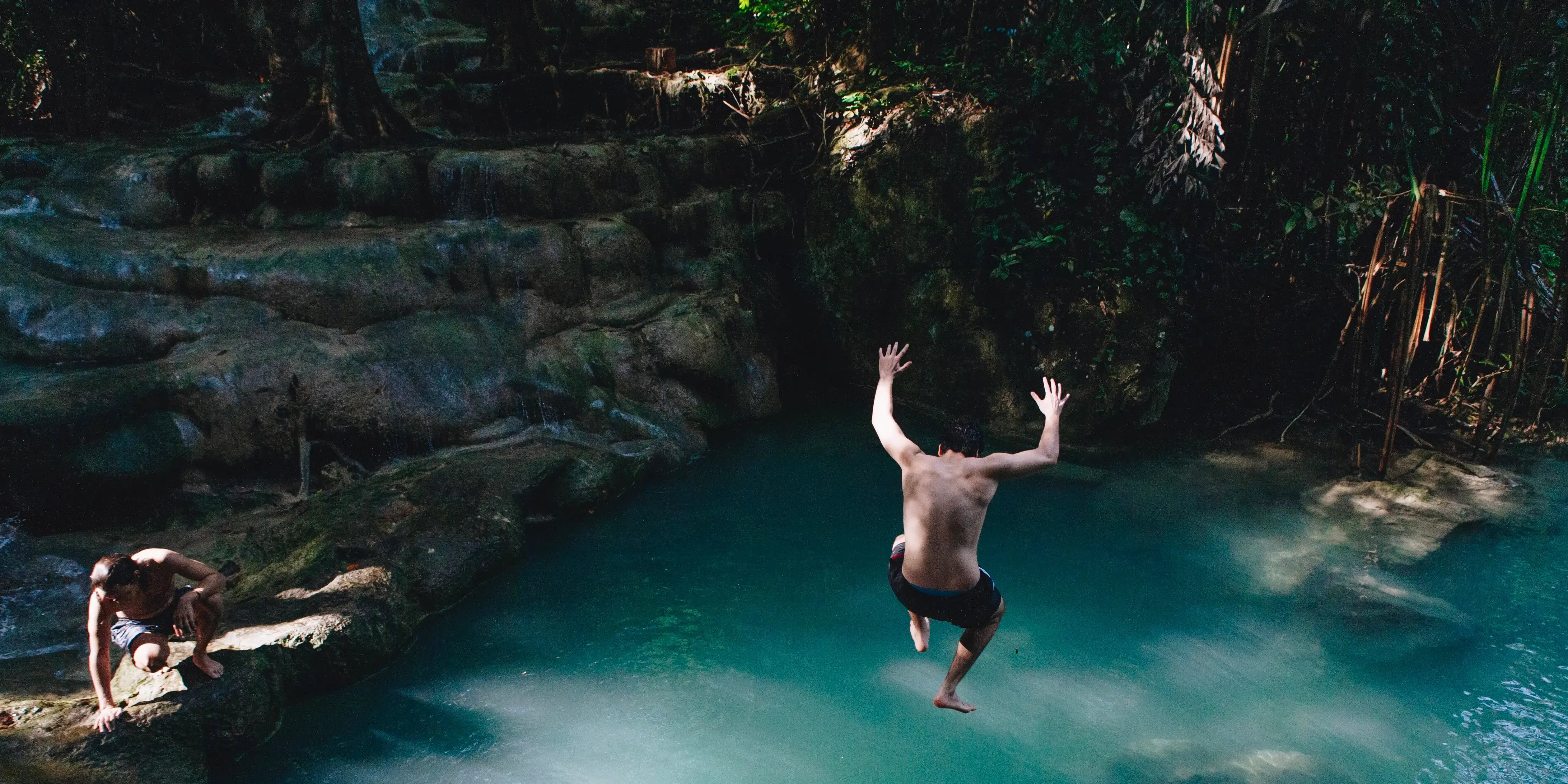 Hombre saltando en cenote. Mérida