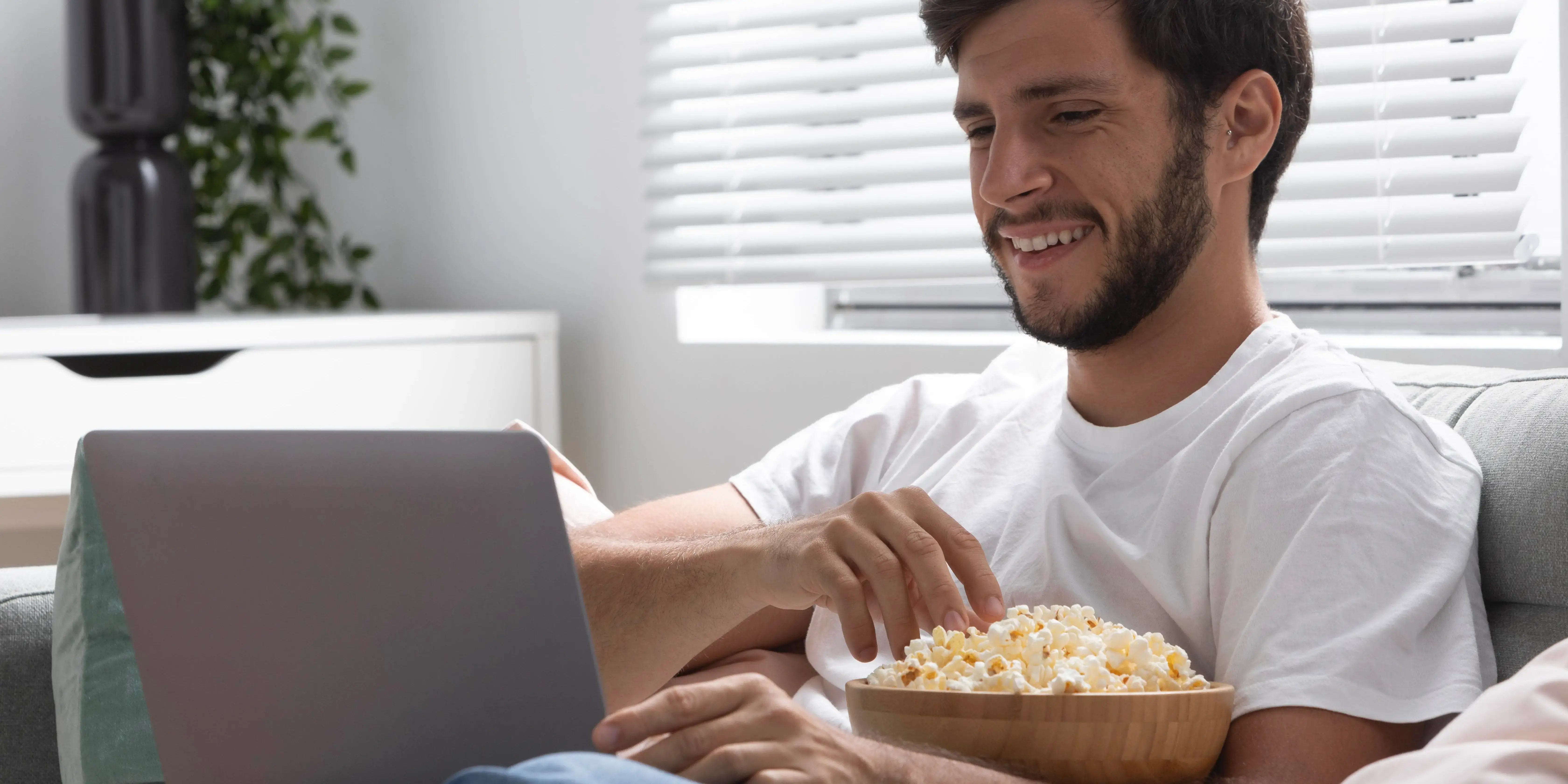 Hombre comiendo palomitas viendo película. Encontrar paz