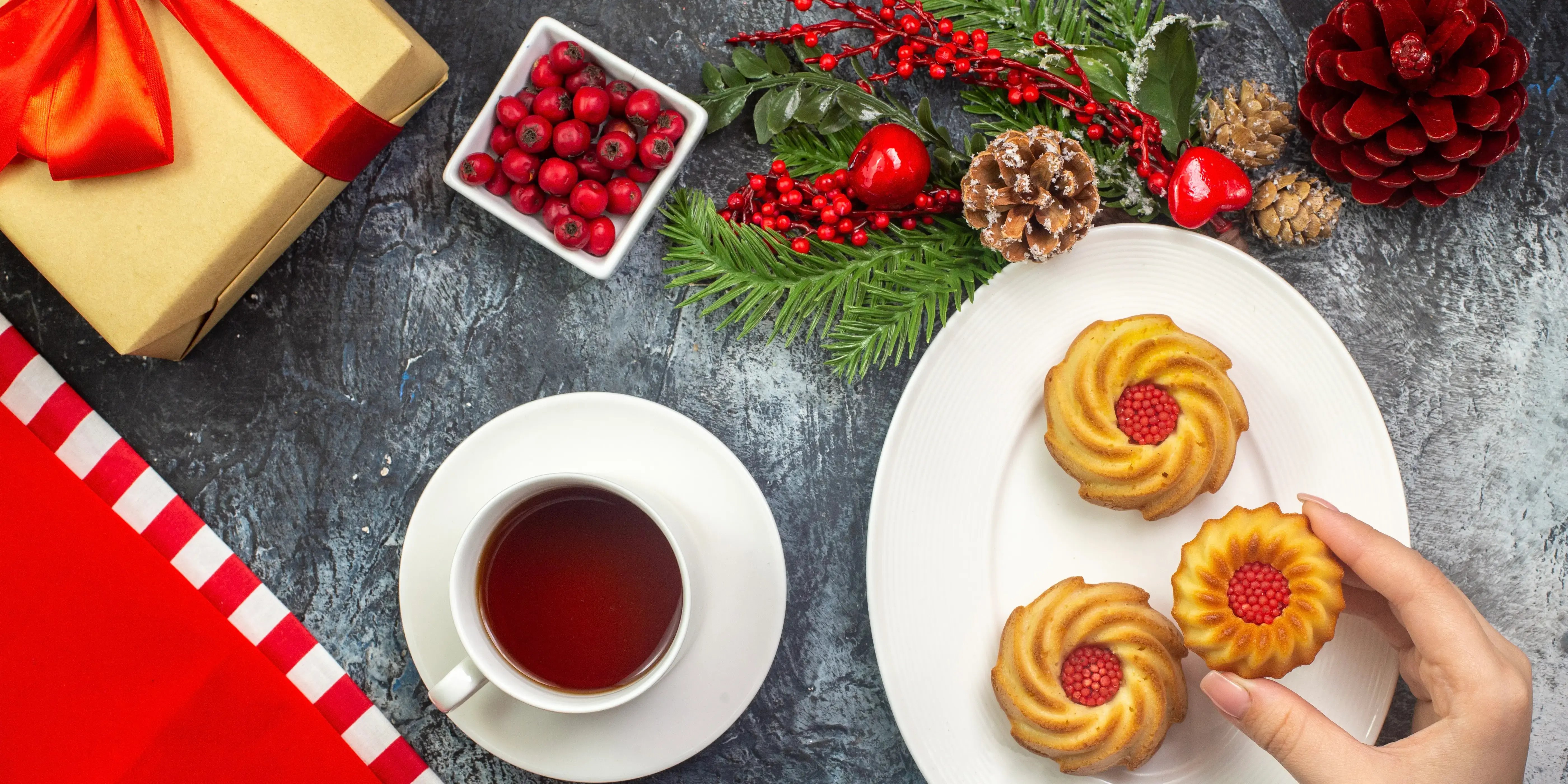 Galletas y postres con decoración navideña.Brunch navideño