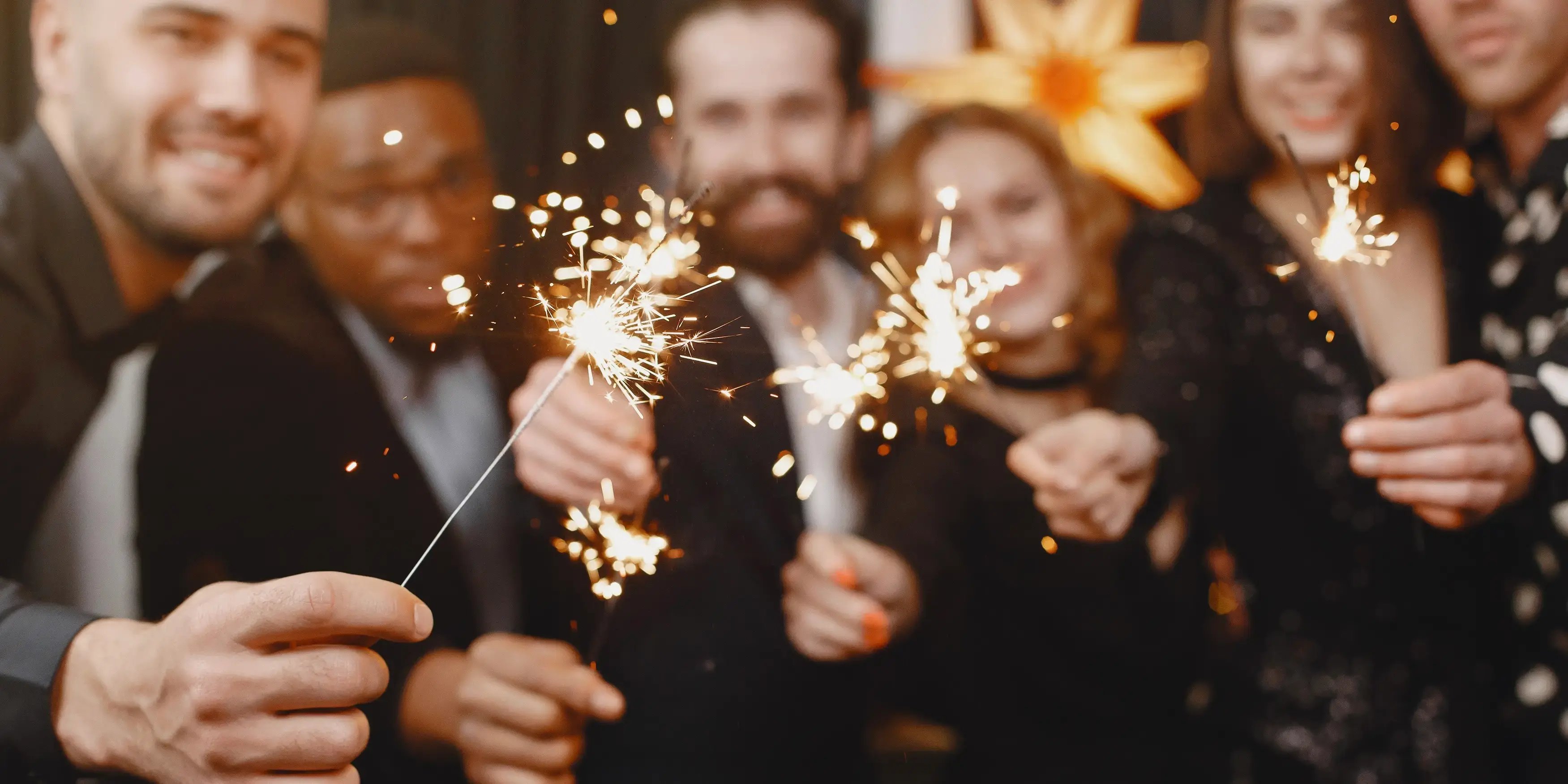 Grupo de personas con luces de bengala.Propósitos de año nuevo