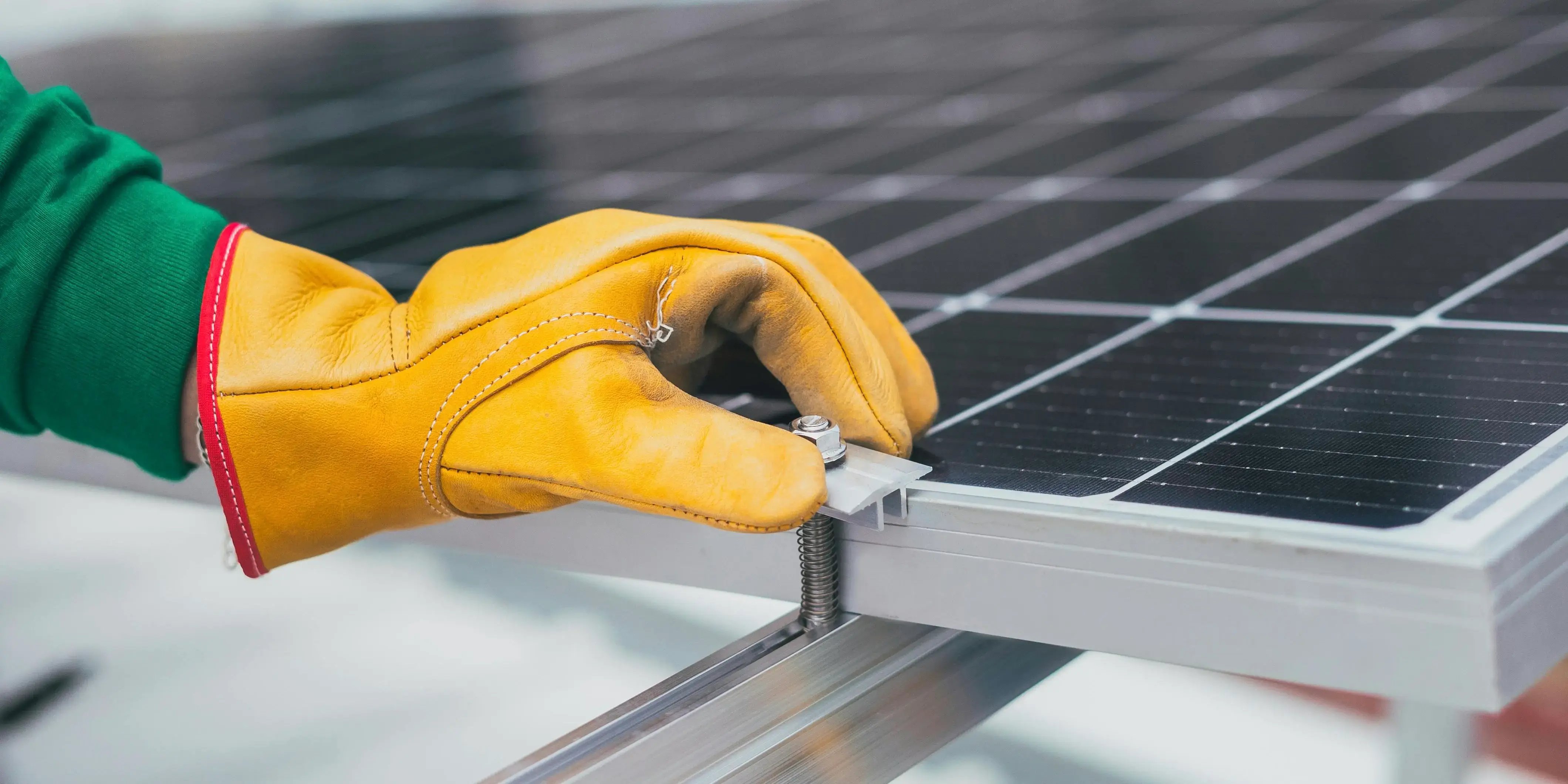 Hombre colocando paneles solares. Plusvalía