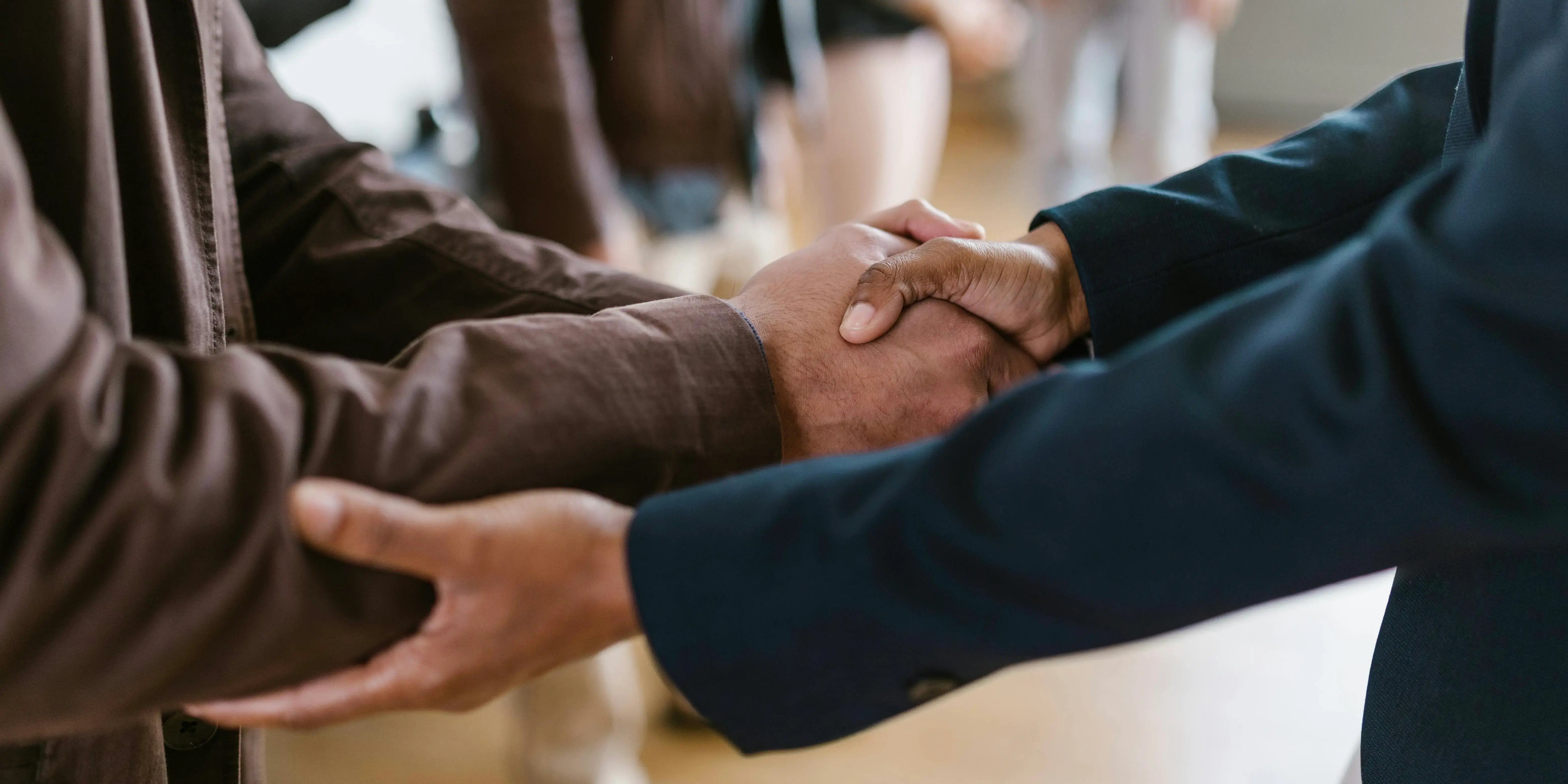 Personas dándose la mano. Networking