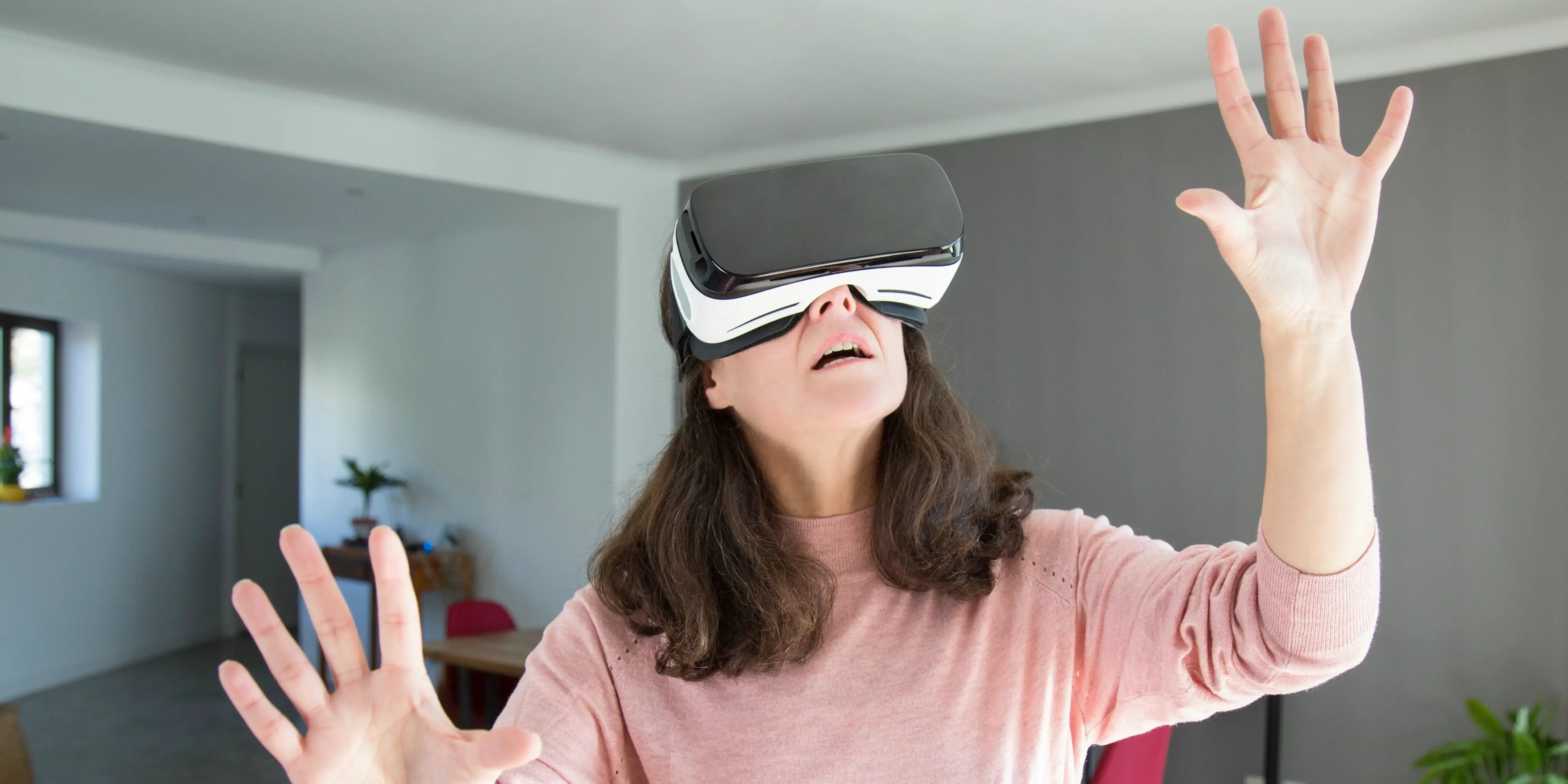 Mujer con lentes. Realidad aumentada y virtual