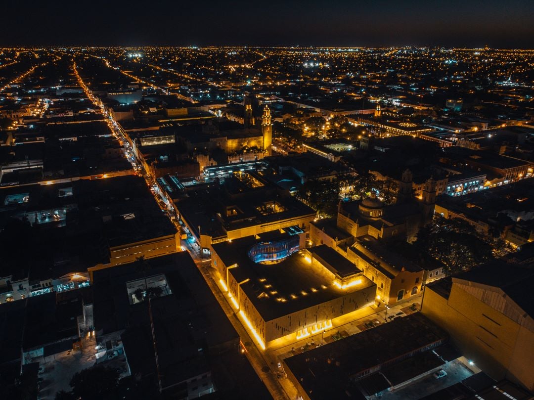 Vista panorámica de Mérida. Es de noche y se ven iluminadas de color amarillo sus calles.