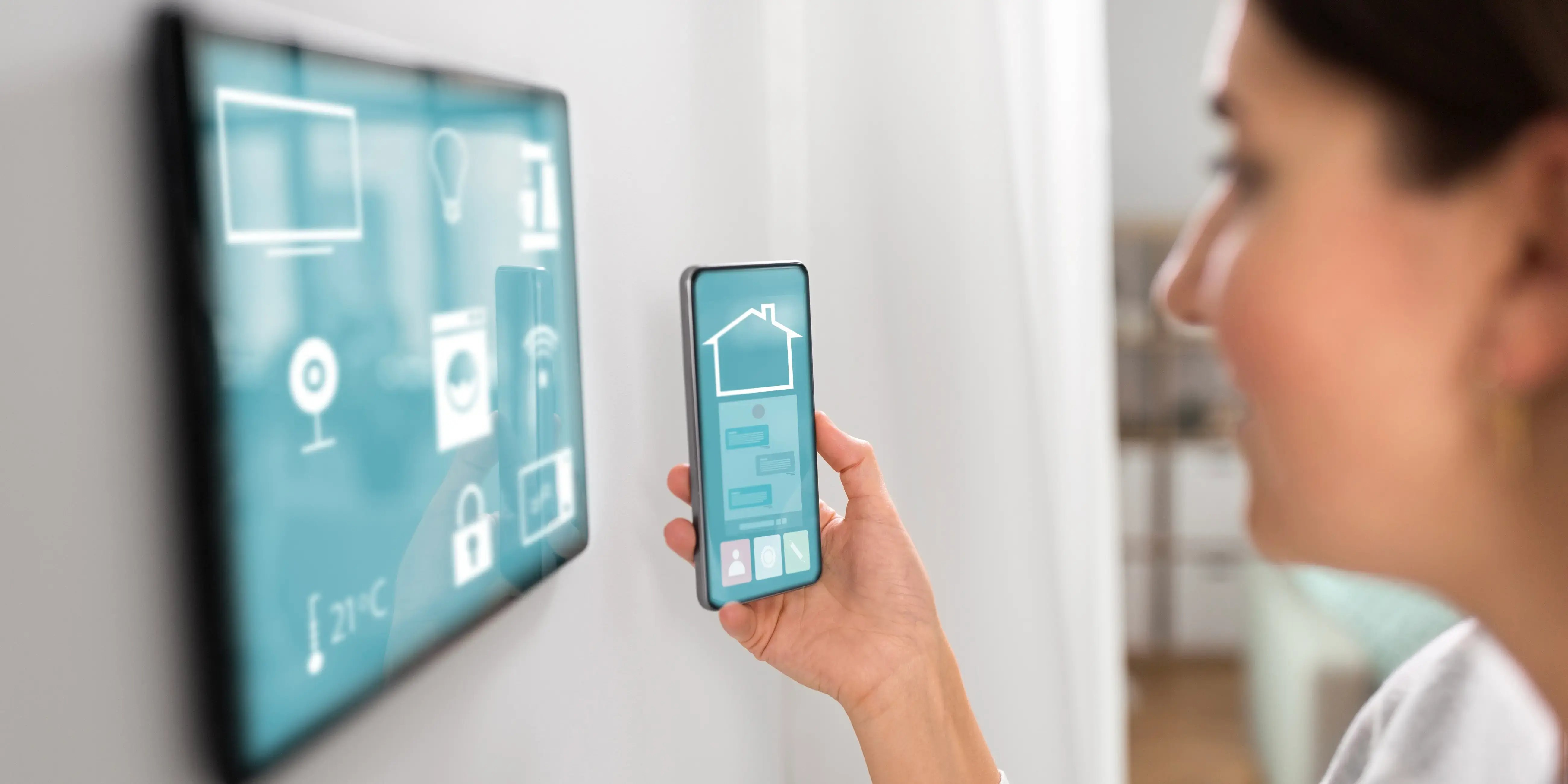 Mujer con smartphone viendo pantalla. 8 innovaciones tecnológicas para tener una casa inteligente 