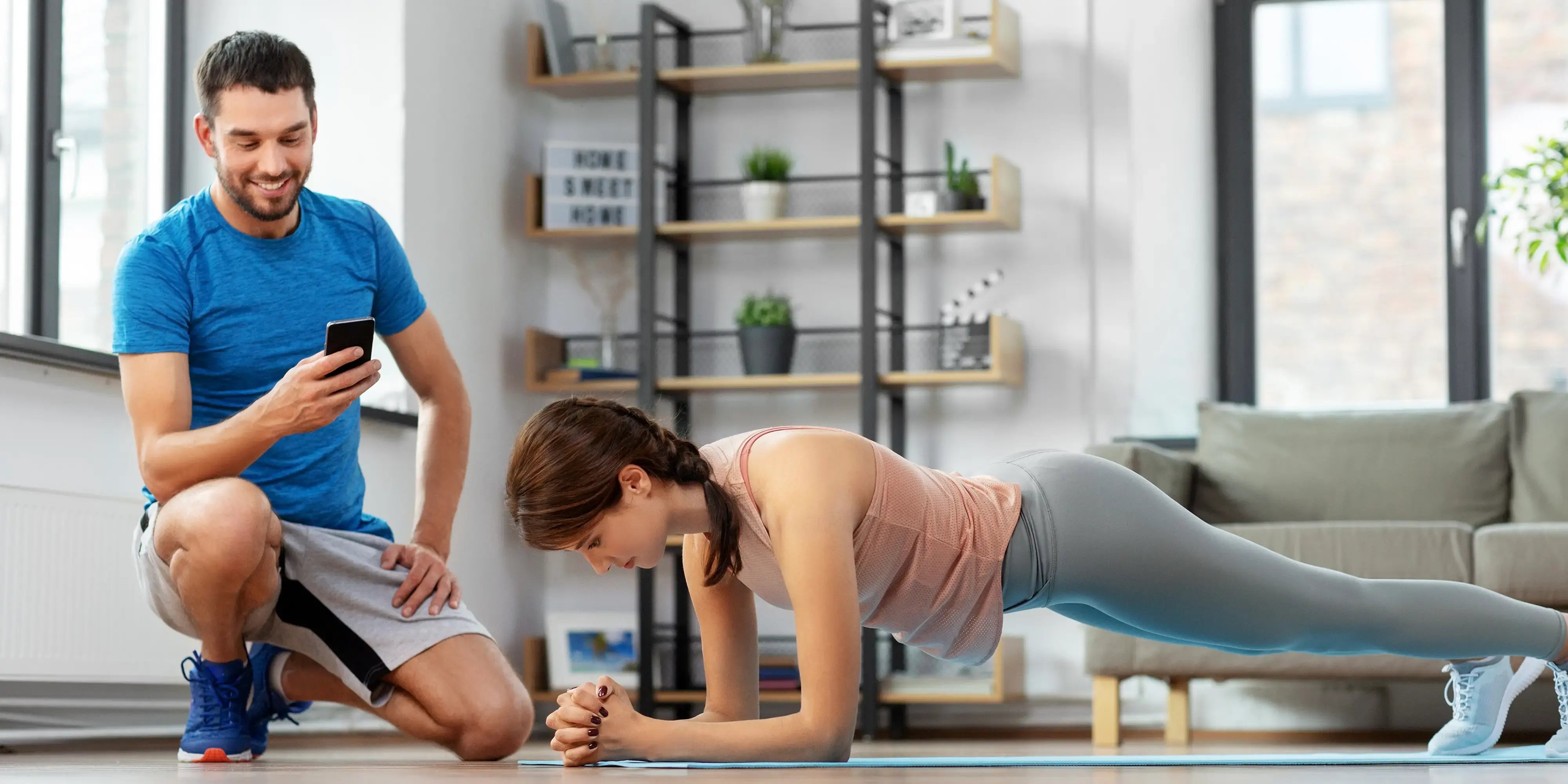 pareja haciendo ejercicio en casa. Qué es el sendentarismo