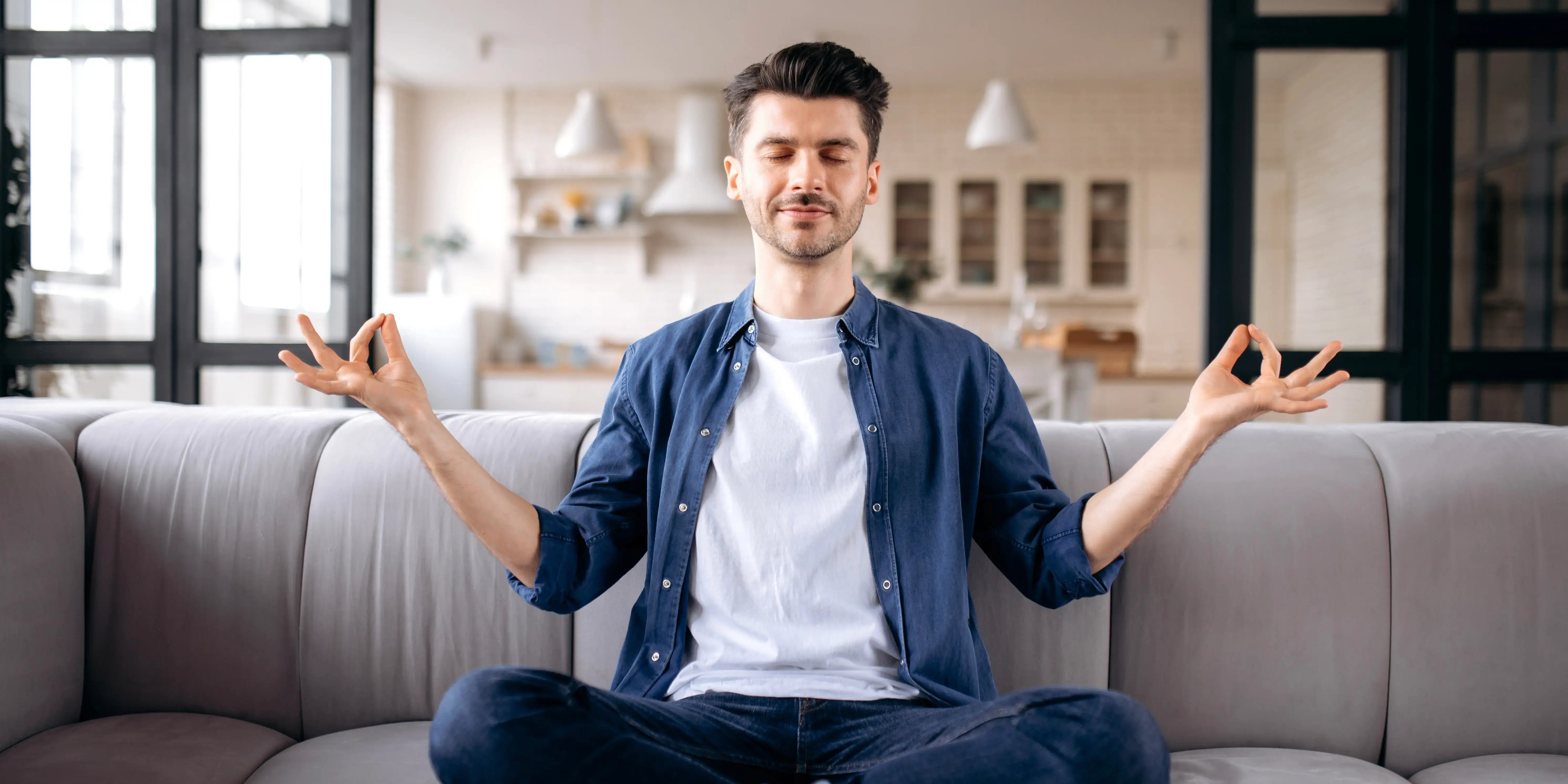 hombre meditando en el sillón. Qué es bienestar