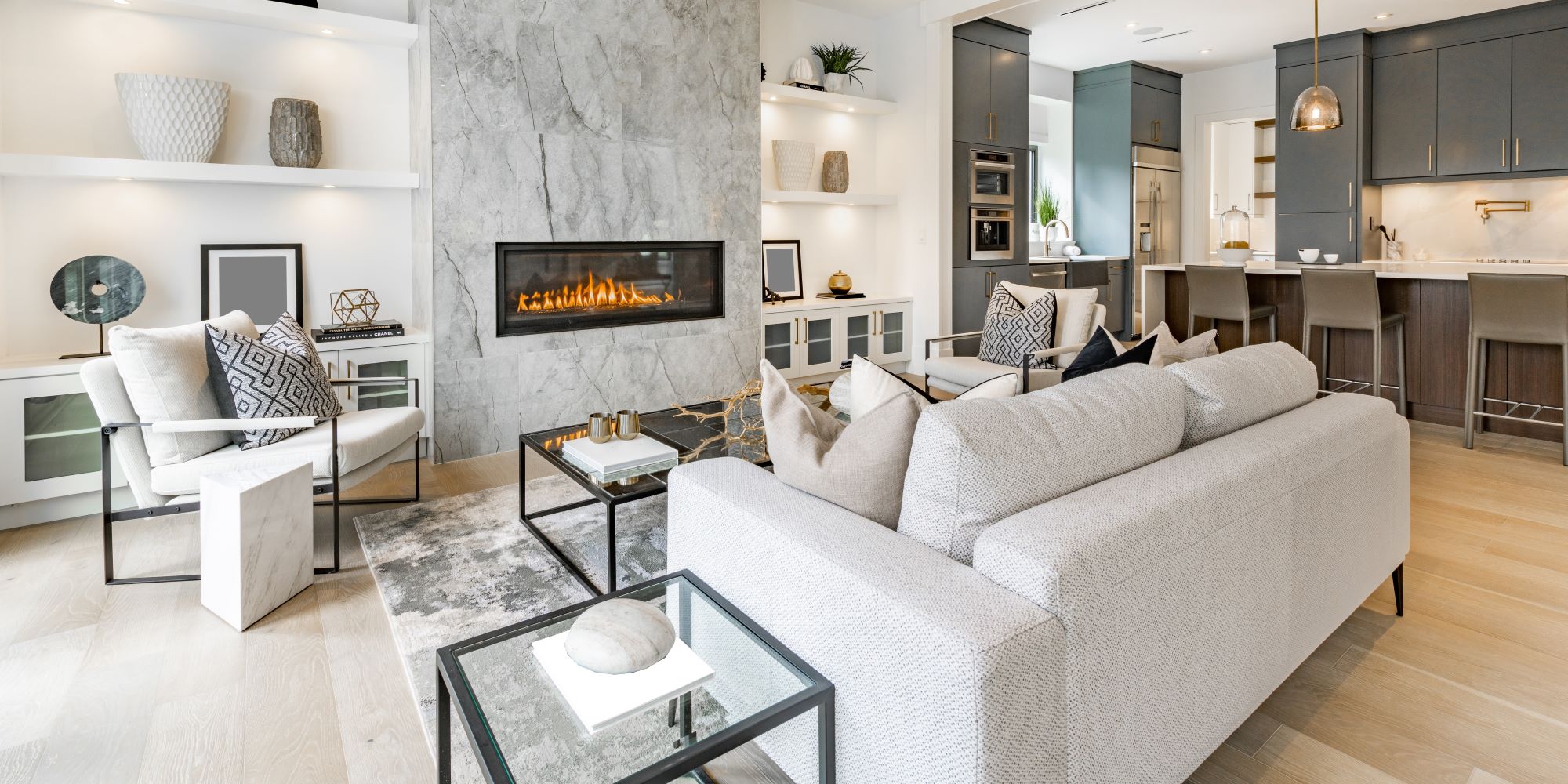 Living room de una casa de lujo. Materiales de lujo, con acabados premium, chimenea tecnológica.