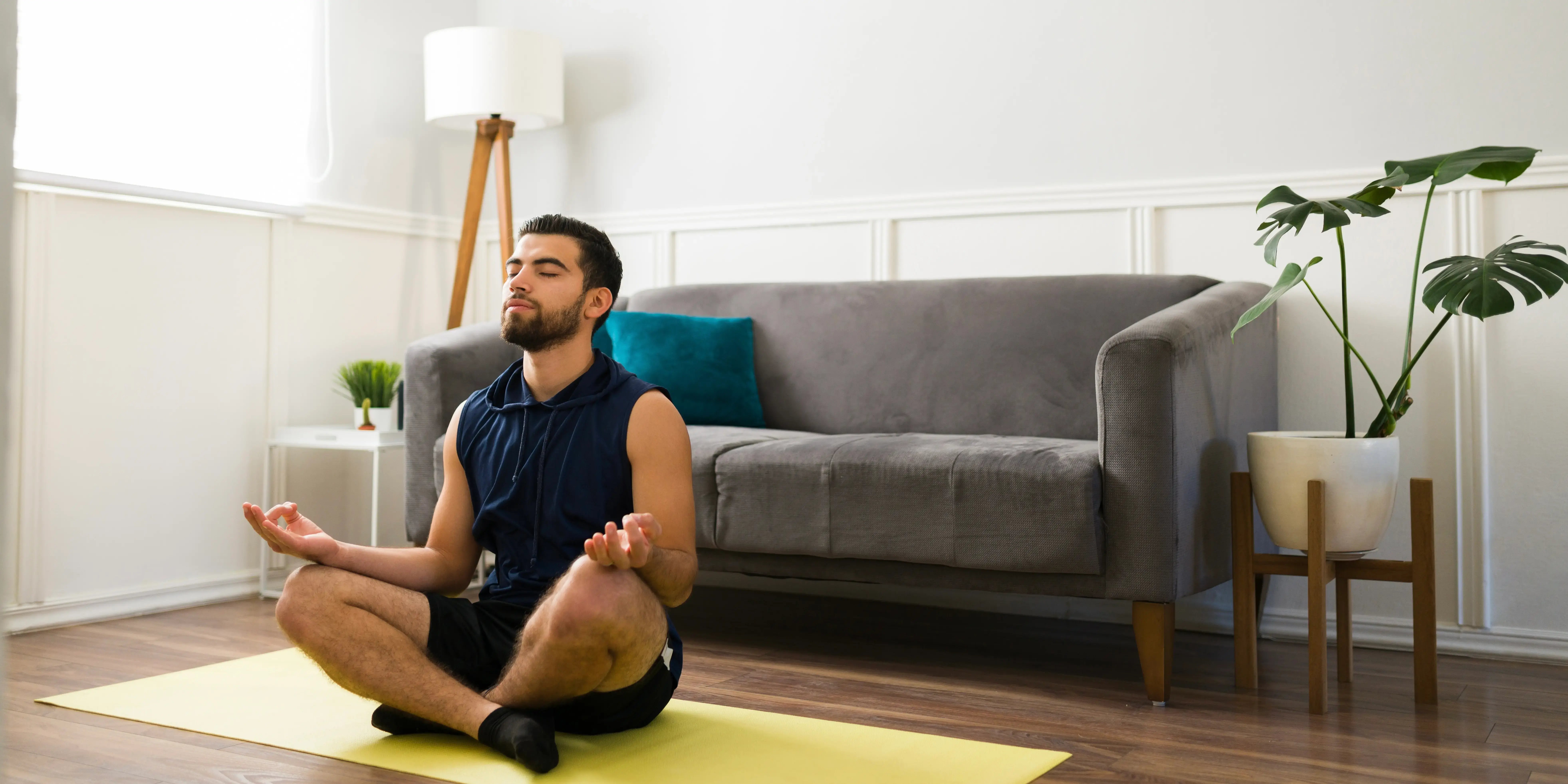 hábitos de vida saludable. Meditación en departamento.