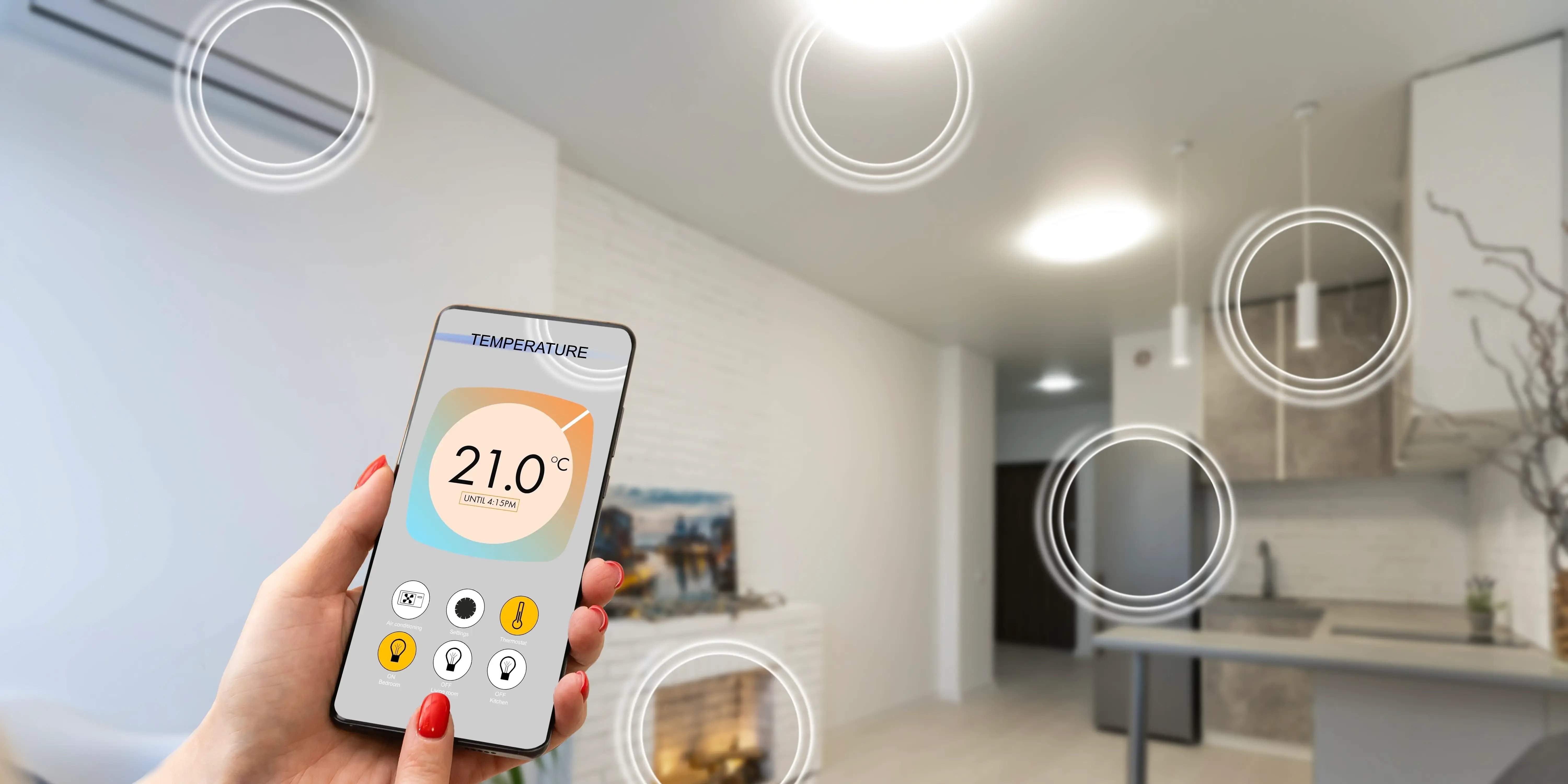 Mujer utilizando su smartphone para controlar la luz y calefacción en su departamento con arquitectura moderna.